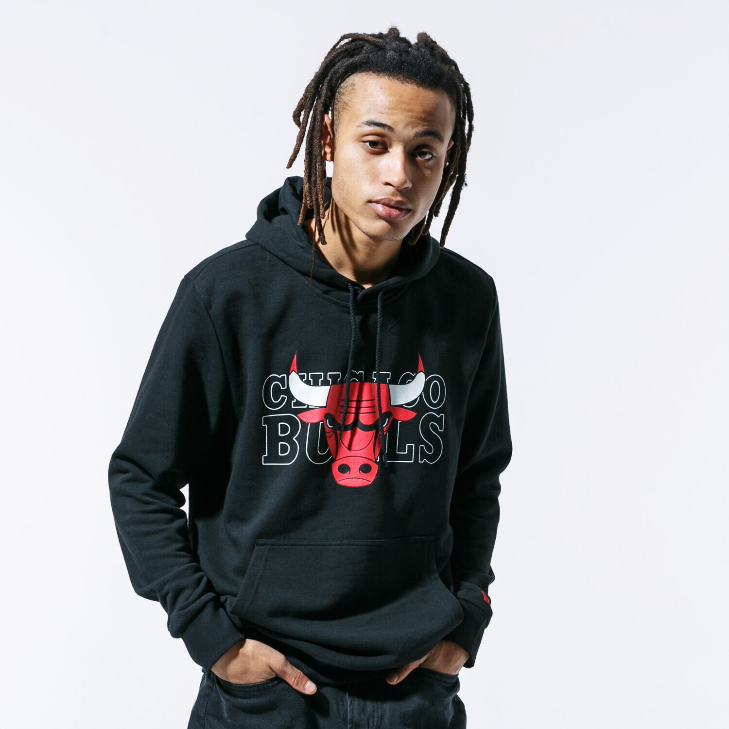 pánská mikina NEW ERA MIKINA NBA GRAPHIC OVERLAP HOODY CHIBUL BLK 12033467 ČERNÁ