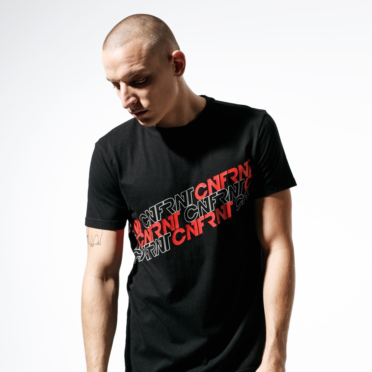 pánské tričko CONFRONT TRIČKO FOOT PRINT BLK TEE CF39TSM60002 ČERNÁ
