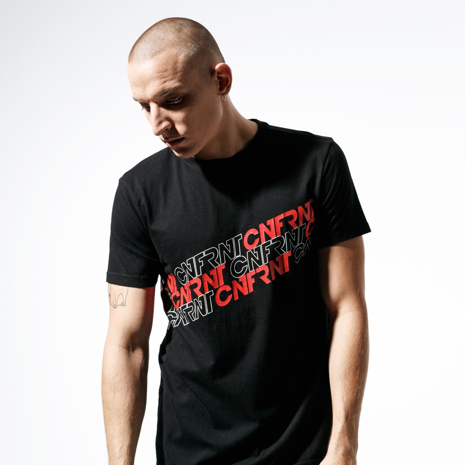 pánské tričko CONFRONT TRIČKO FOOT PRINT BLK TEE CF39TSM60002 ČERNÁ