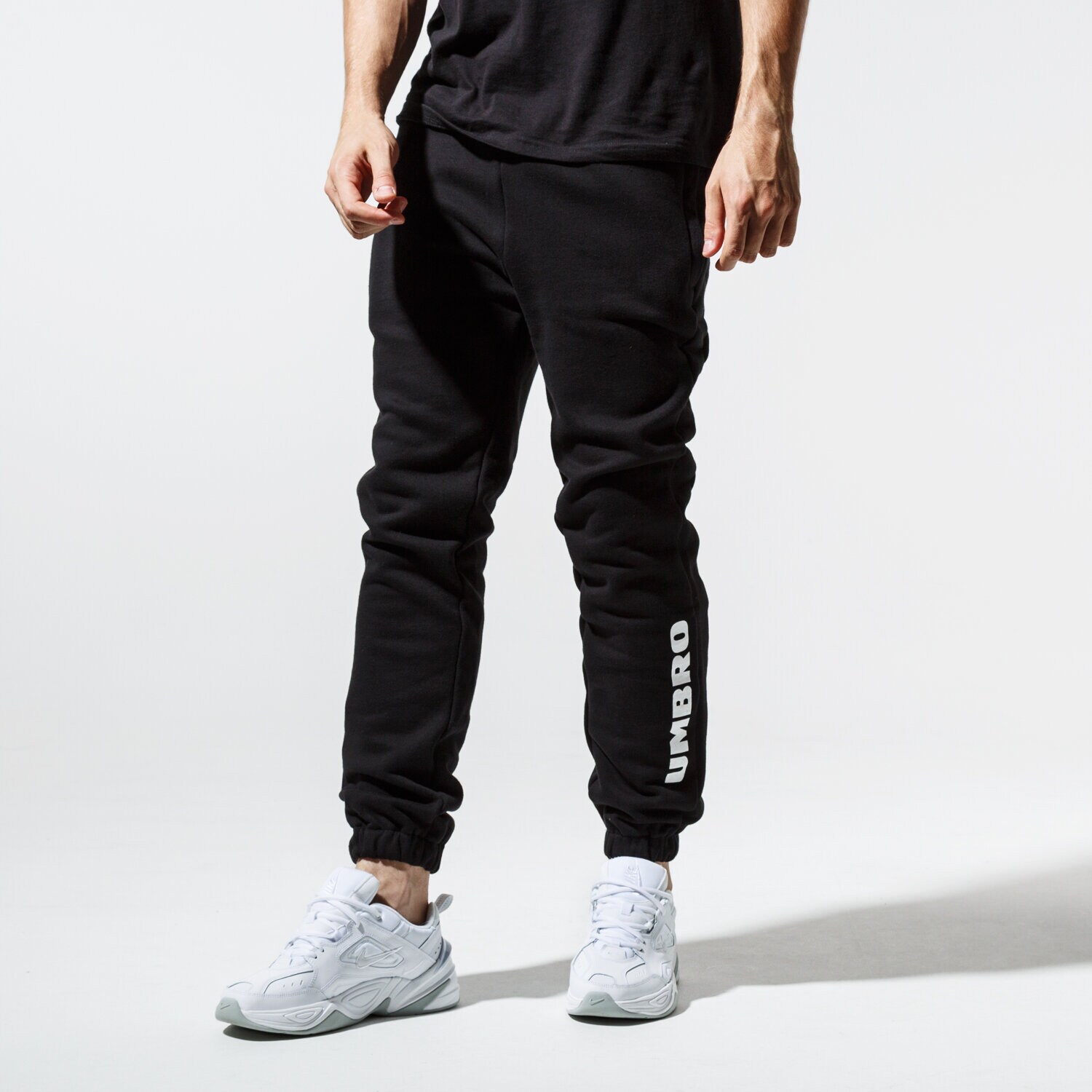 pánské kalhoty UMBRO KALHOTY  CLASSIC TAPE PANTS UL39SPM83001 ČERNÁ