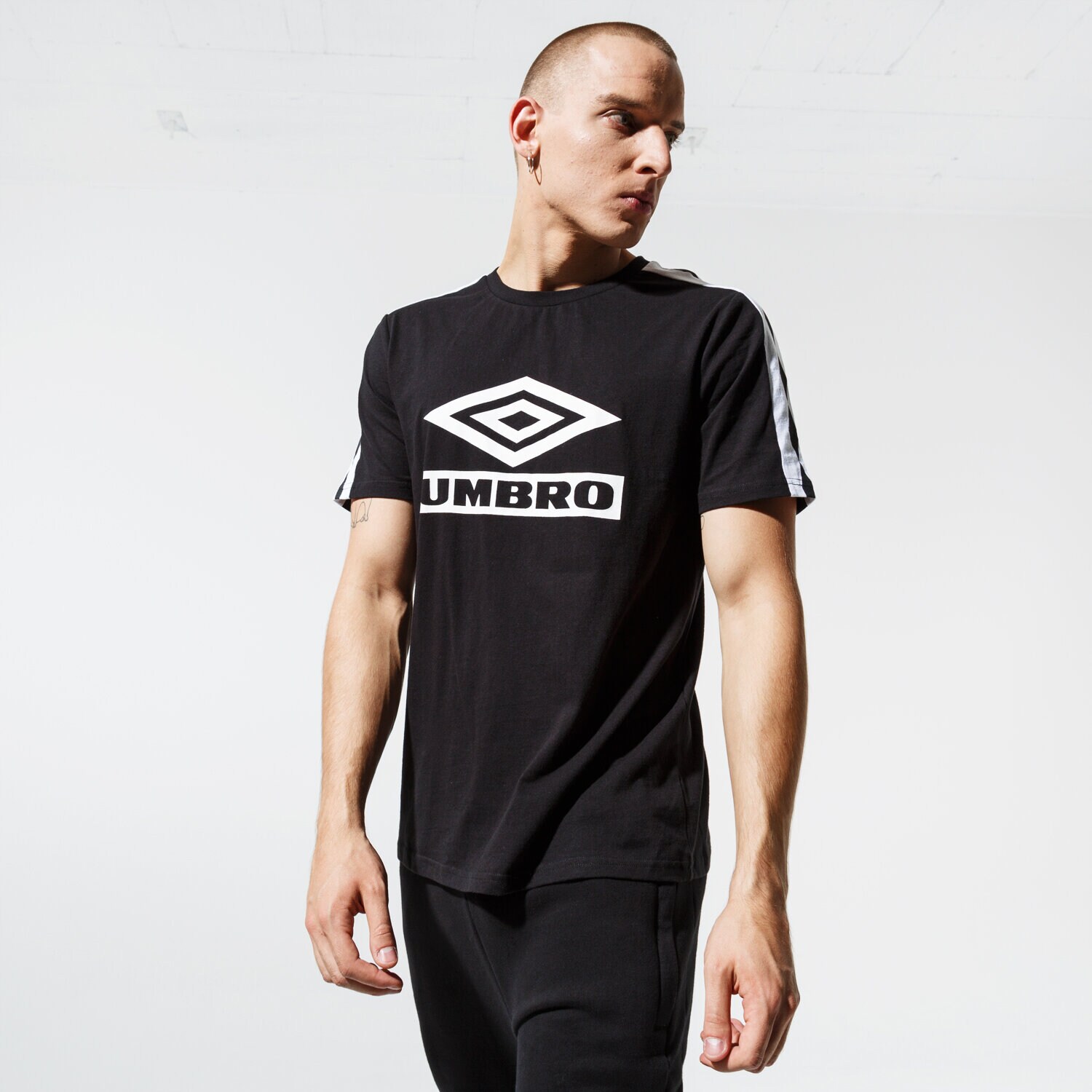 pánské tričko UMBRO TRIČKO CLASSIC TAPE TEE BLK UL39TSM88002 ČERNÁ