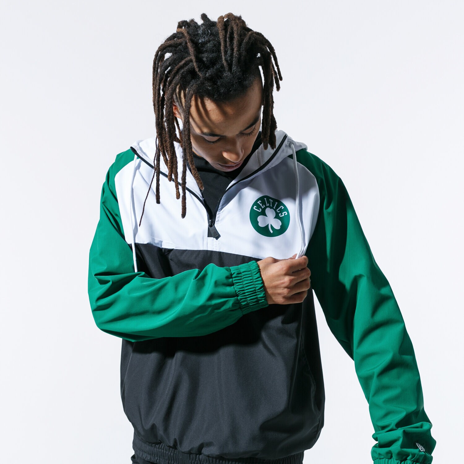 pánská zimní bunda NEW ERA BUNDA NBA HOODED WINDBREAKER BOSCEL BLKKGRWHI 12033460 ZELENÁ
