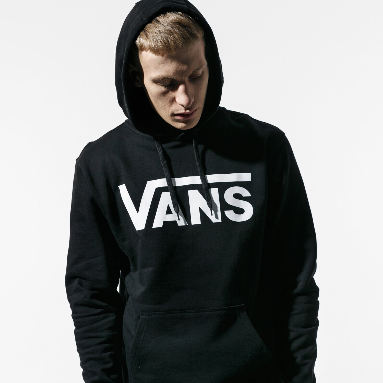 pánská mikina VANS MIKINA S KAPUCÍ VANS CLASSIC PO HOODIE II BLACK/WHITE VN0A456BY281 ČERNÁ