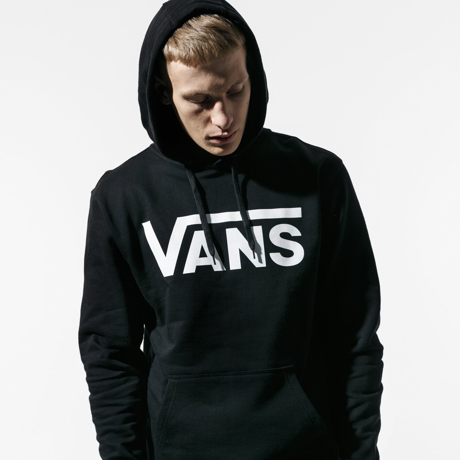pánská mikina VANS MIKINA S KAPUCÍ VANS CLASSIC PO HOODIE II BLACK/WHITE VN0A456BY281 ČERNÁ
