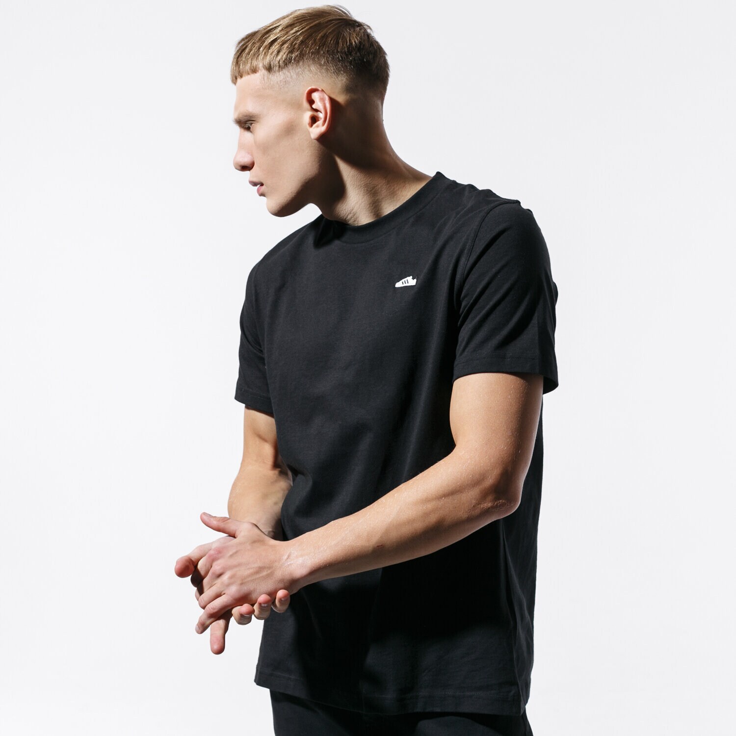pánské tričko ADIDAS TRIČKO SS MINI EMB TEE ED7638 ČERNÁ