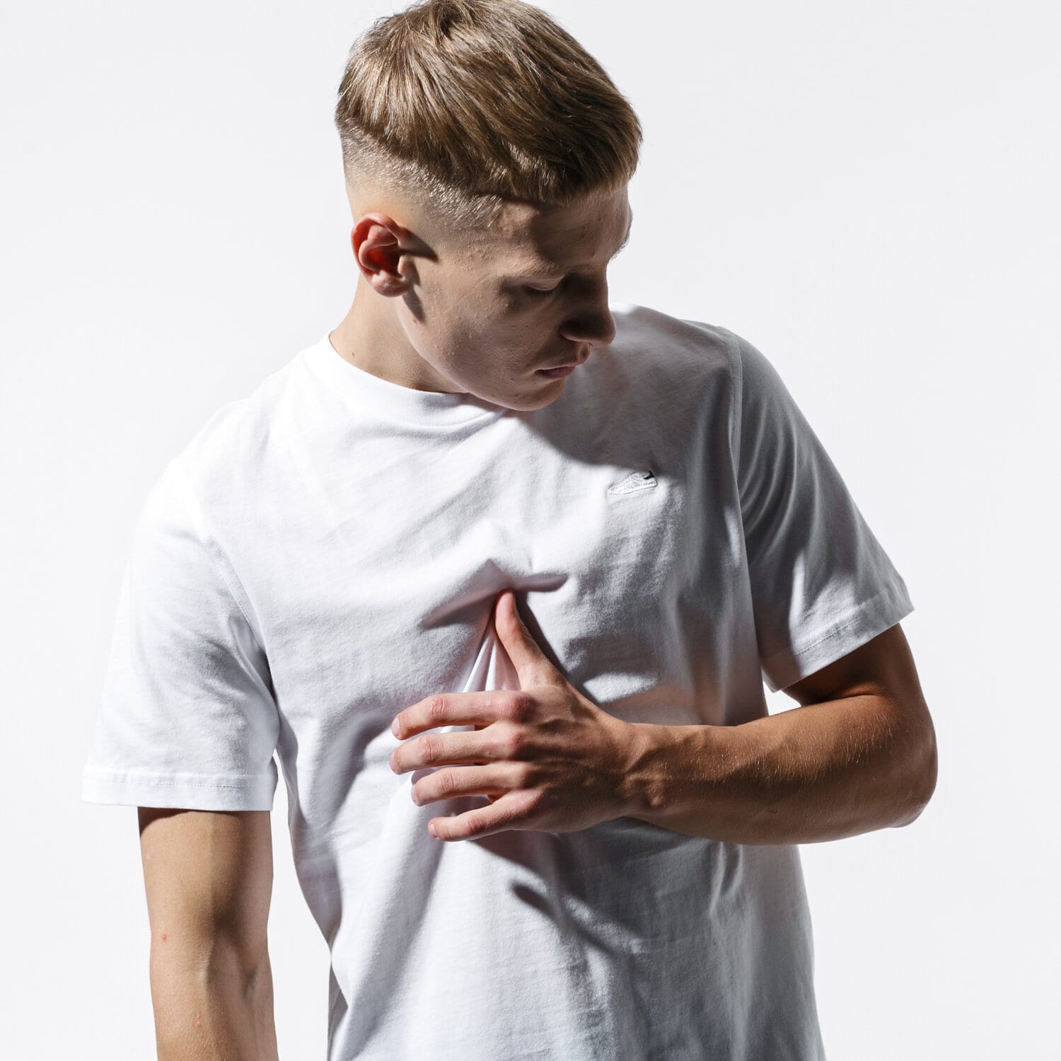 pánské tričko ADIDAS TRIČKO SS MINI EMB TEE ED6929 BÍLÁ