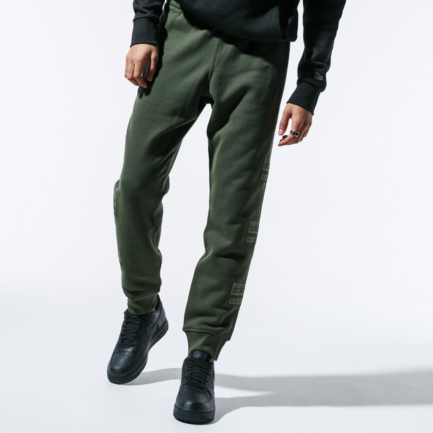 pánské kalhoty ADIDAS KALHOTY  VOCAL D SWEATP ED7214 KHAKI