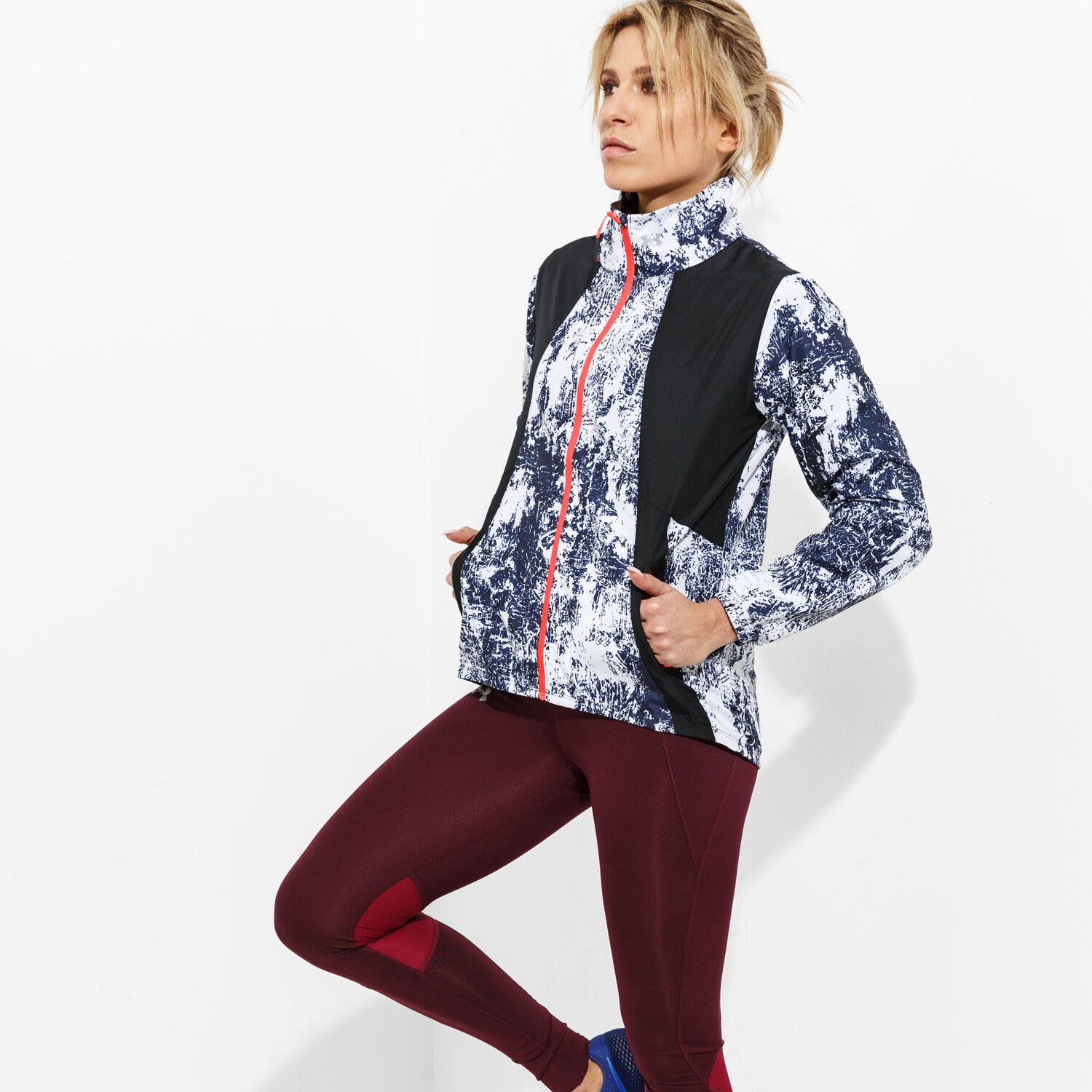 dámská zimní bunda UNDER ARMOUR BUNDA INTL PRINTED RUN JACKET 1300119-001 ČERNÁ