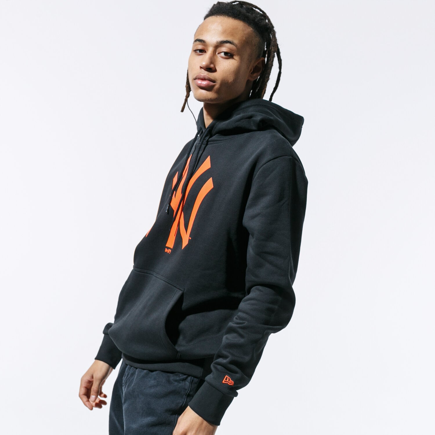pánská mikina NEW ERA MIKINA S KAPUCÍ MLB HOODY NYY BLKORANGE NEW YORK YAN 12123927 ČERNÁ