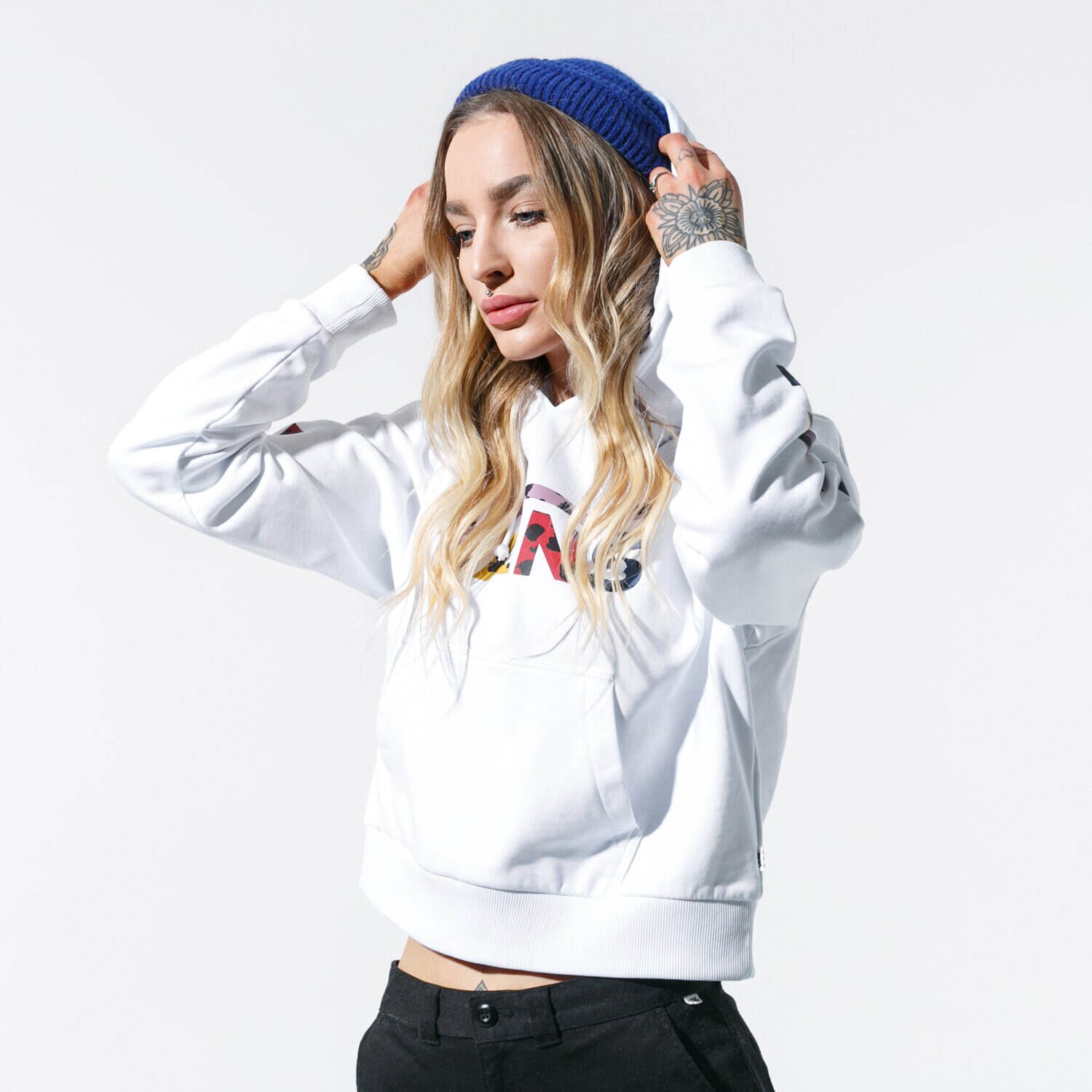 dámská mikina VANS MIKINA S KAPUCÍ WYLD TANGLE CROP VN0A4BEQWHT1 BÍLÁ