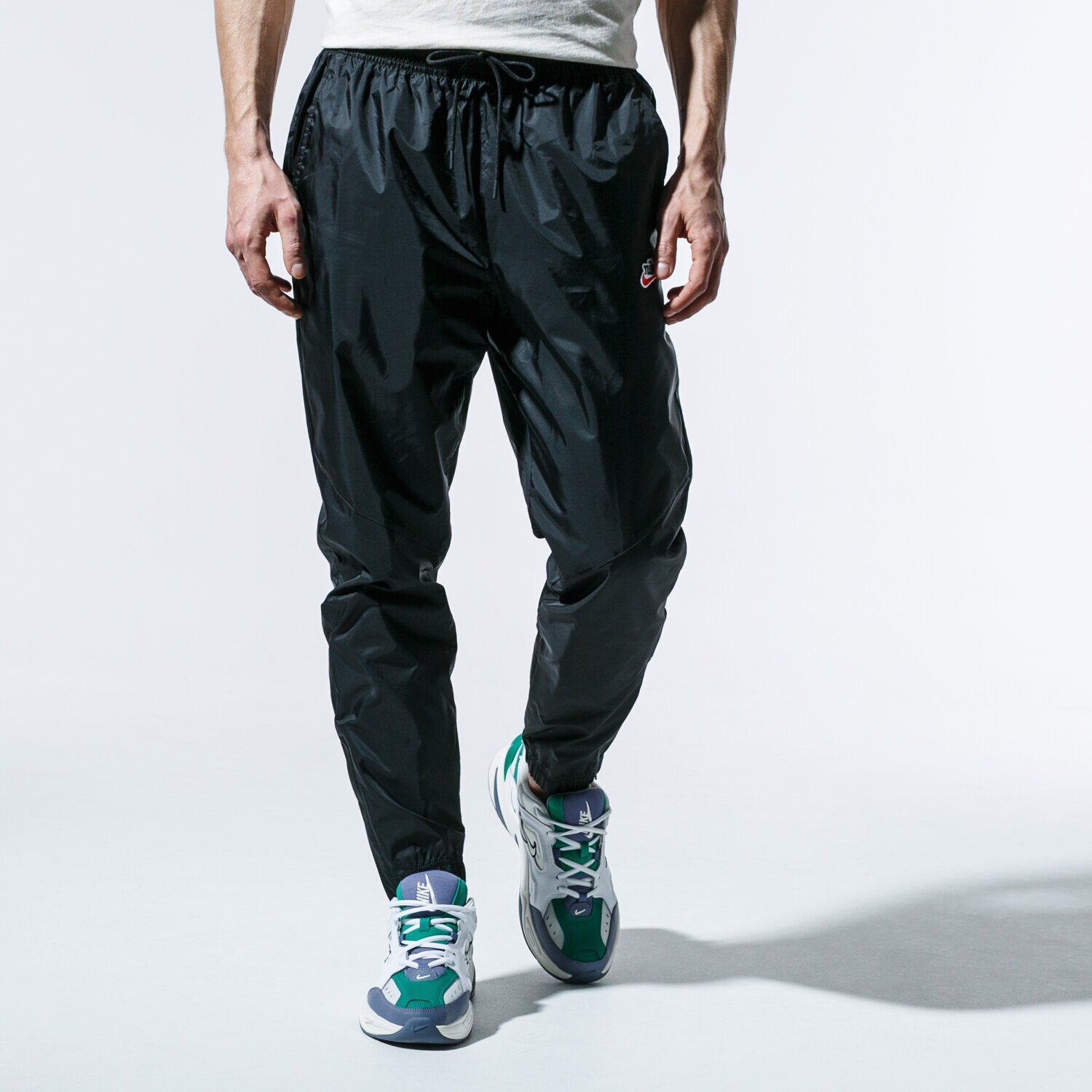 pánské kalhoty NIKE KALHOTY  M NSW HE PANT WR PATCH CQ8916-010 ČERNÁ