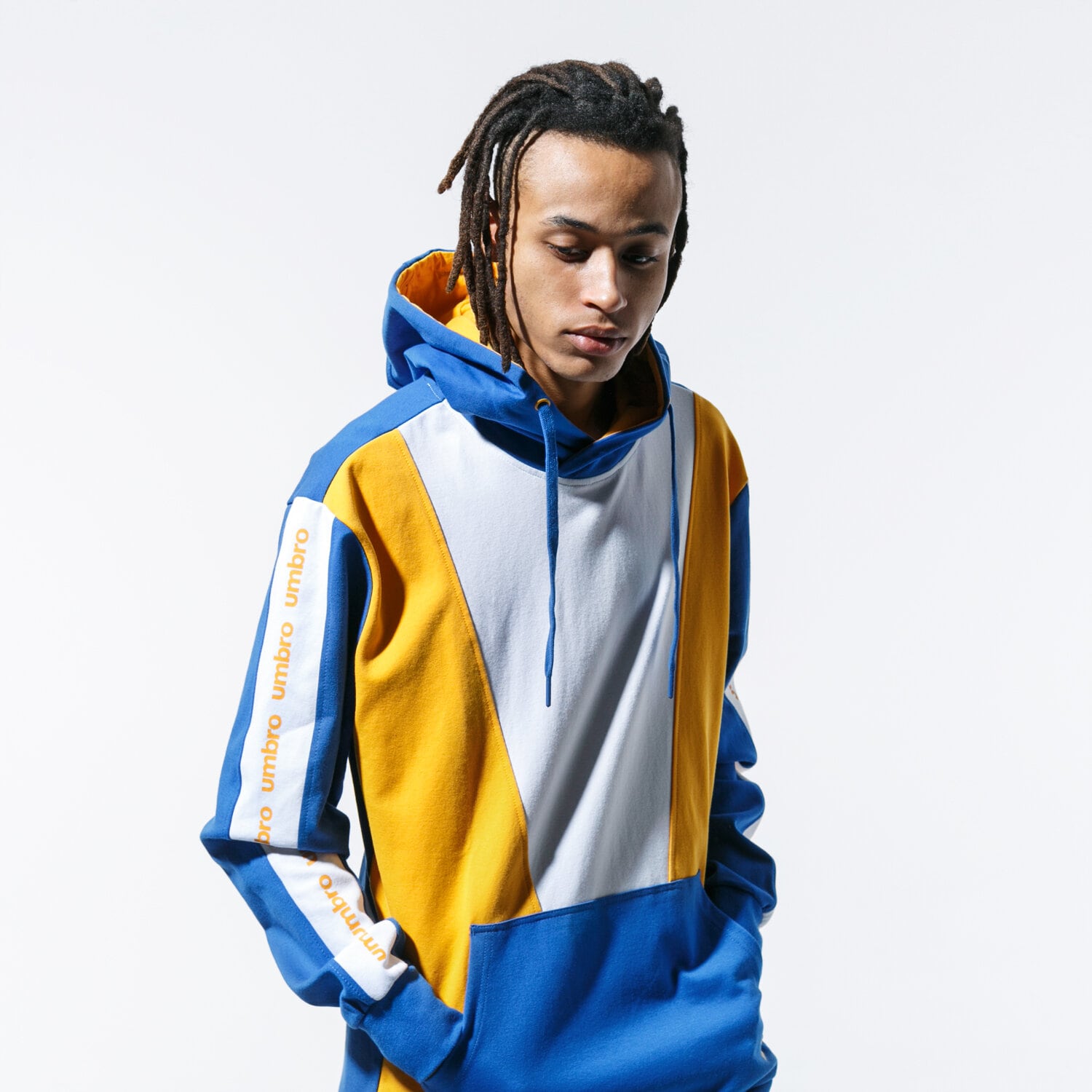 pánská mikina UMBRO MIKINA S KAPUCÍ RETRO HOODY YLW/WHT/BLU UL39BLM81001 ŽLUTÁ