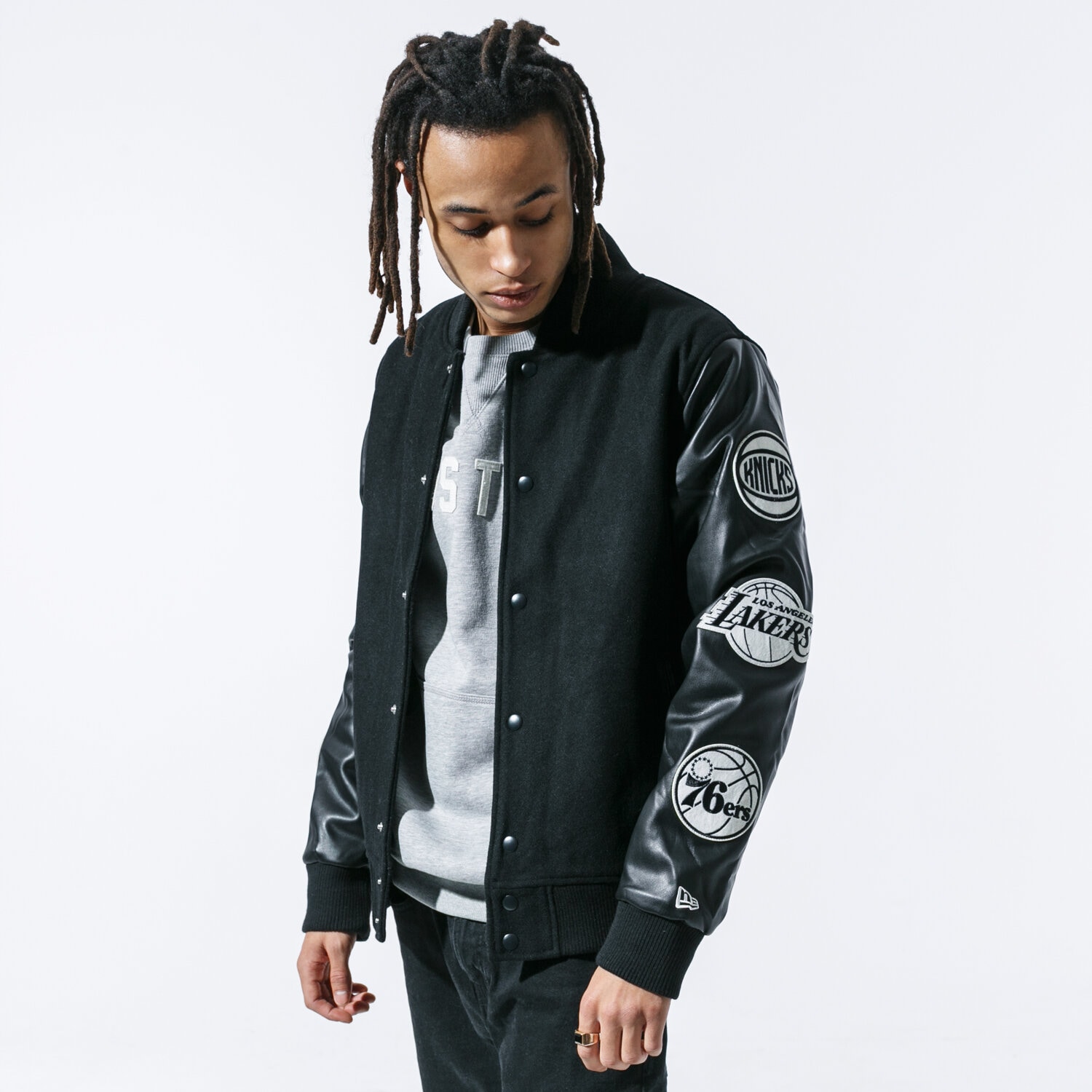 Přechodná bunda pánská (podzimní, jarní) NEW ERA BUNDA NBA PATCH VARSITY JACKET NBA ALL OVER BLK 12123906 ČERNÁ