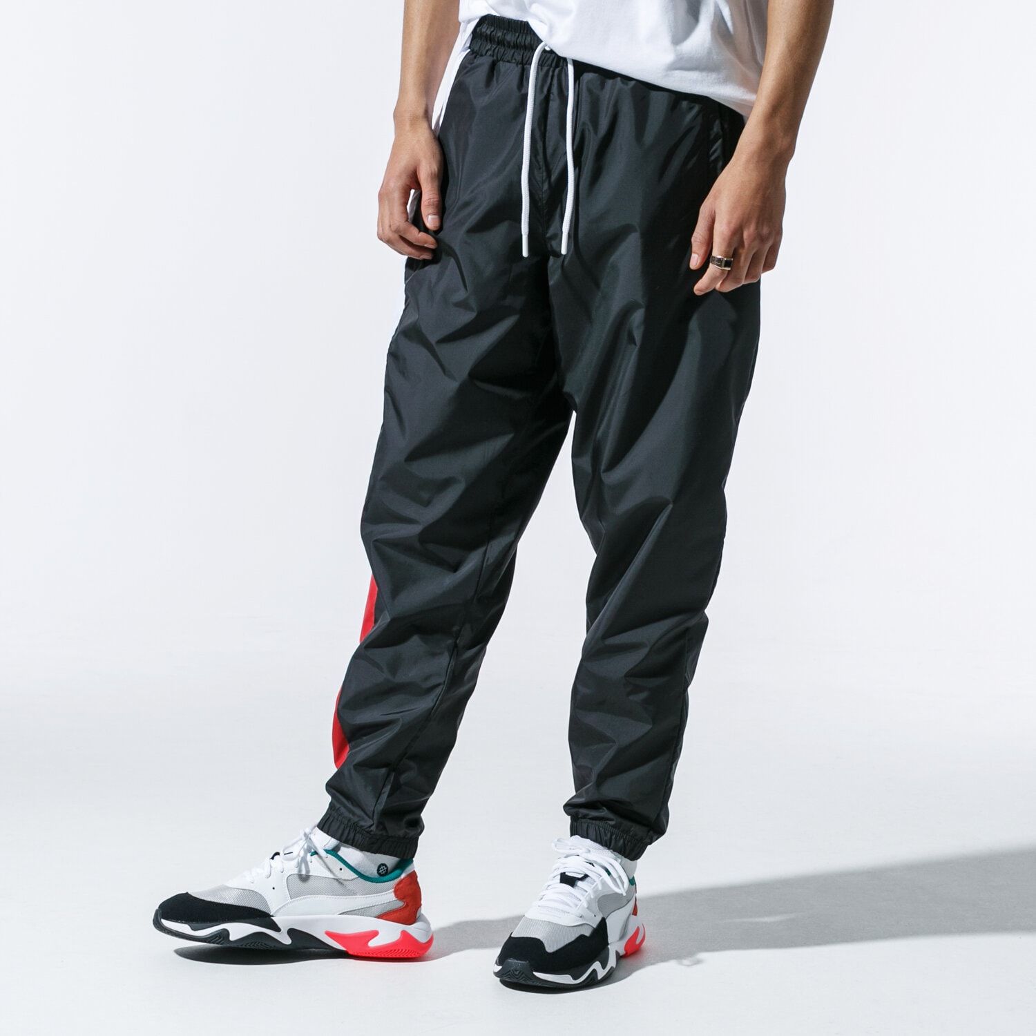 pánské kalhoty NEW ERA KALHOTY  COLOUR TRACK PANT BLKRED NEW ERA BLKWHIFDR 12123956 ČERNÁ
