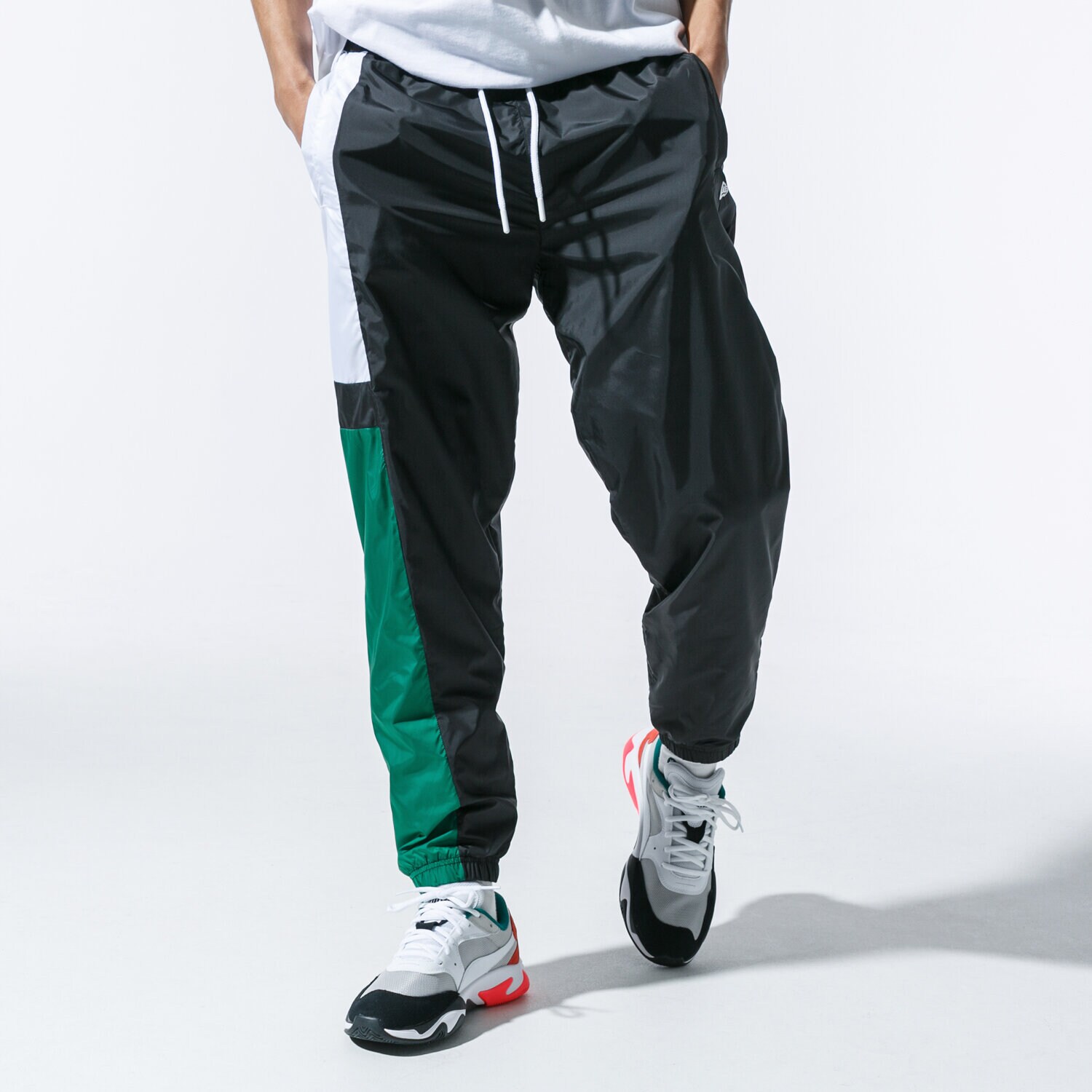 pánské kalhoty NEW ERA KALHOTY  COLOUR TRACK PANT BLKGRN NEW ERA BLKTRPWHI 12123955 ČERNÁ