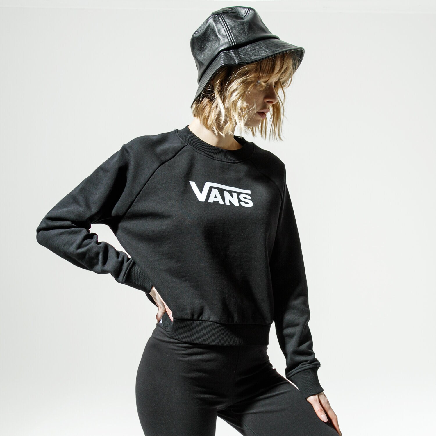 dámská mikina VANS MIKINA WM FLYING V FT BOXY CREW BLACK VN0A47THBLK1 ČERNÁ