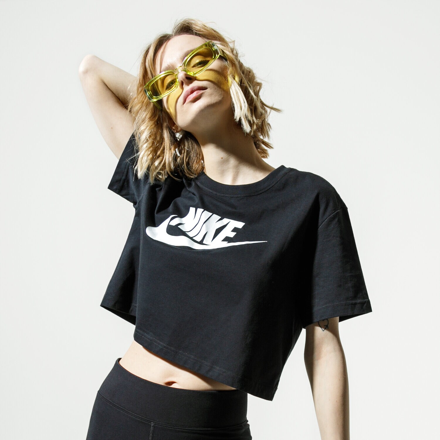 dámské tričko NIKE TRIČKO SPORTSWEAR ESSENTIAL BV6175-010 ČERNÁ
