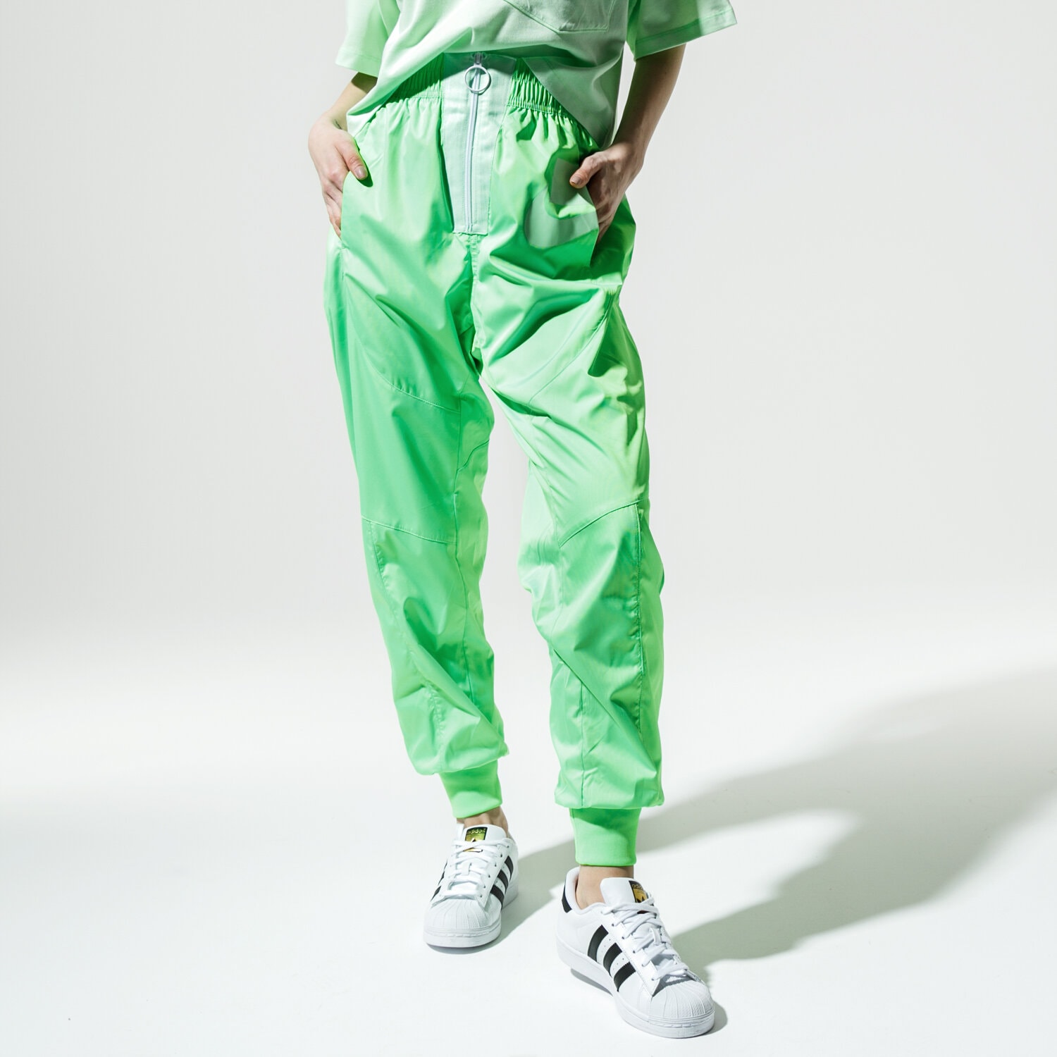 dámské kalhoty NIKE KALHOTY  W NSW NSW PANT WVN CT0880-398 ZELENÁ