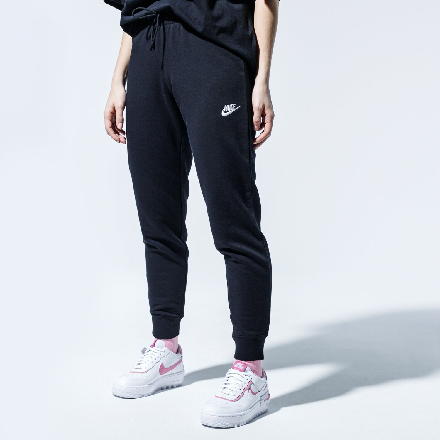 dámské kalhoty NIKE KALHOTY  SPORTSWEAR ESSENTIAL BV4099-010 ČERNÁ