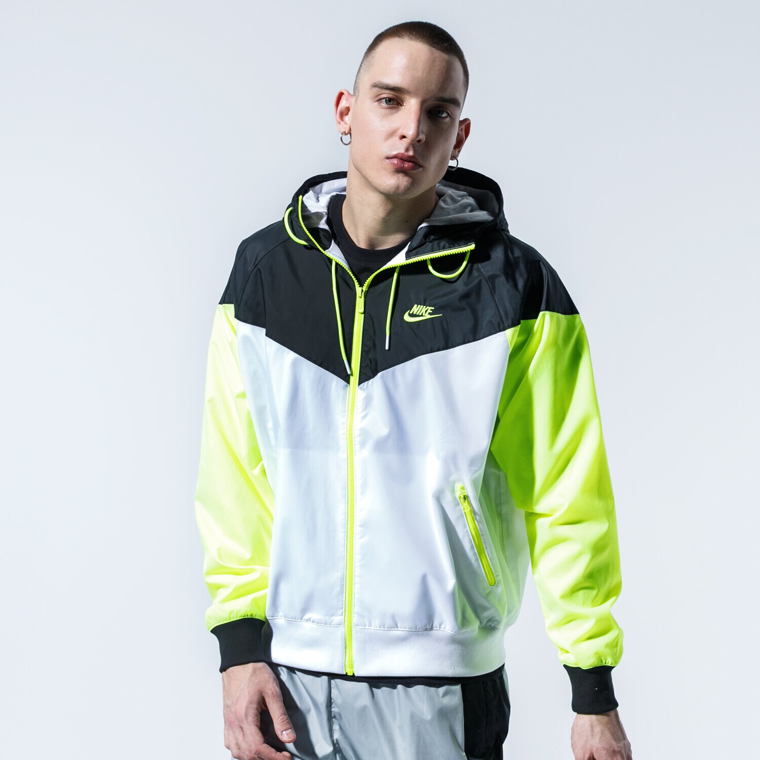 Přechodná bunda pánská (podzimní, jarní) NIKE BUNDA SPORTSWEAR WINDRUNNER AR2191-103 BÍLÁ