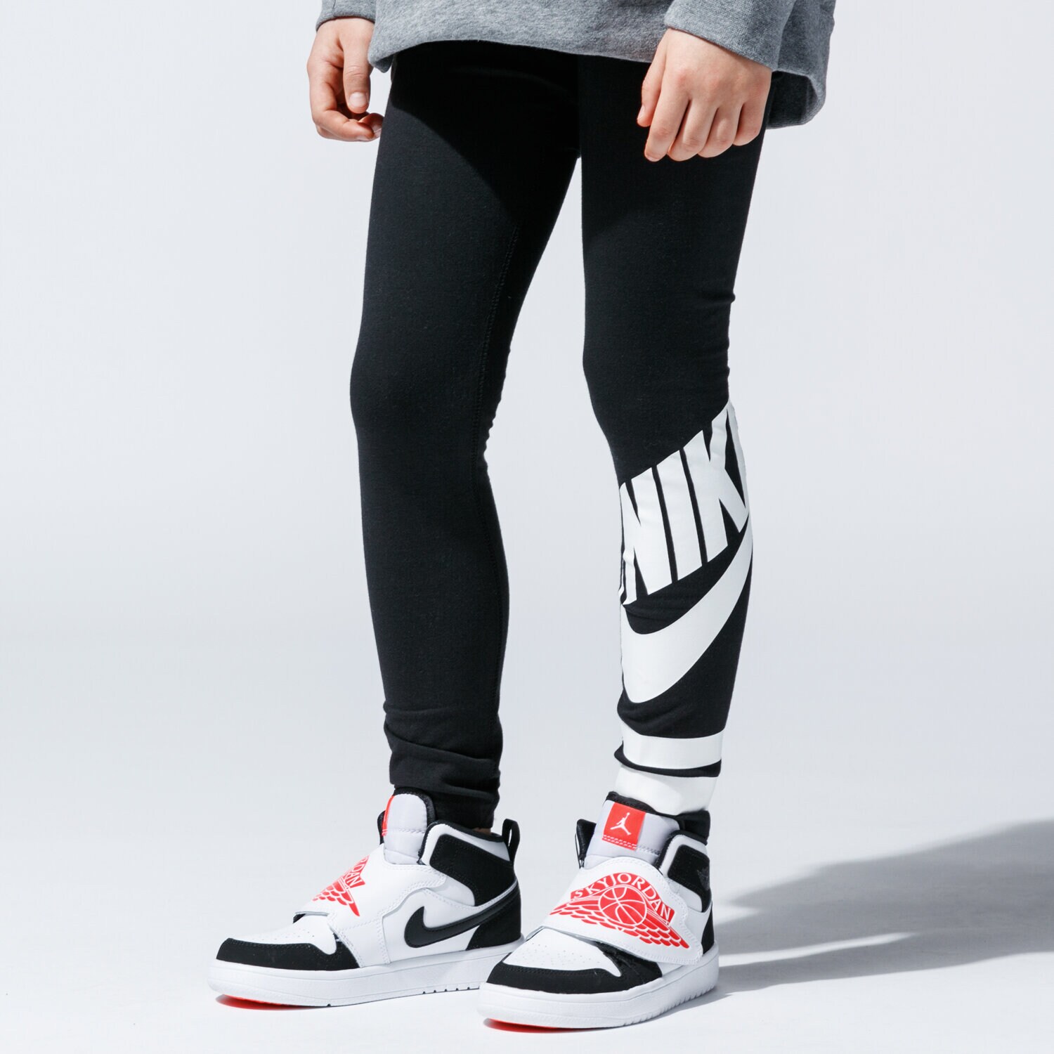 dětské kalhoty NIKE LEGGINGS SPORTSWEAR 939447-010 ČERNÁ