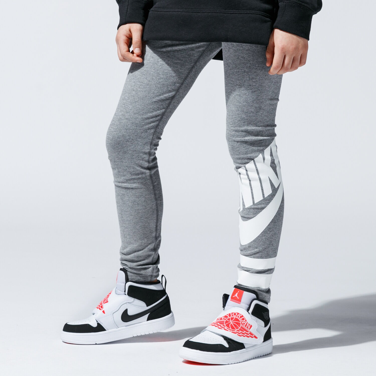 dětské kalhoty NIKE LEGGINGS SPORTSWEAR 939447-093 ŠEDÁ