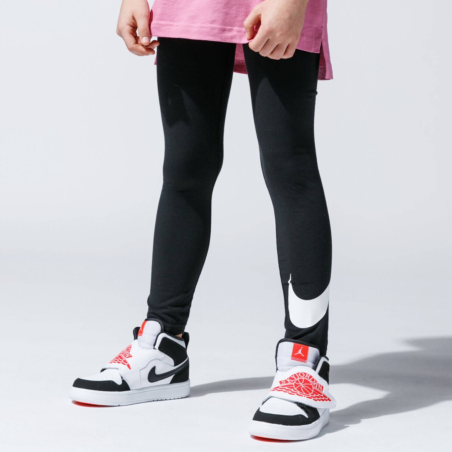 dětské kalhoty NIKE LEGGINGS SPORTSWEAR GIRL AR4076-010 ČERNÁ