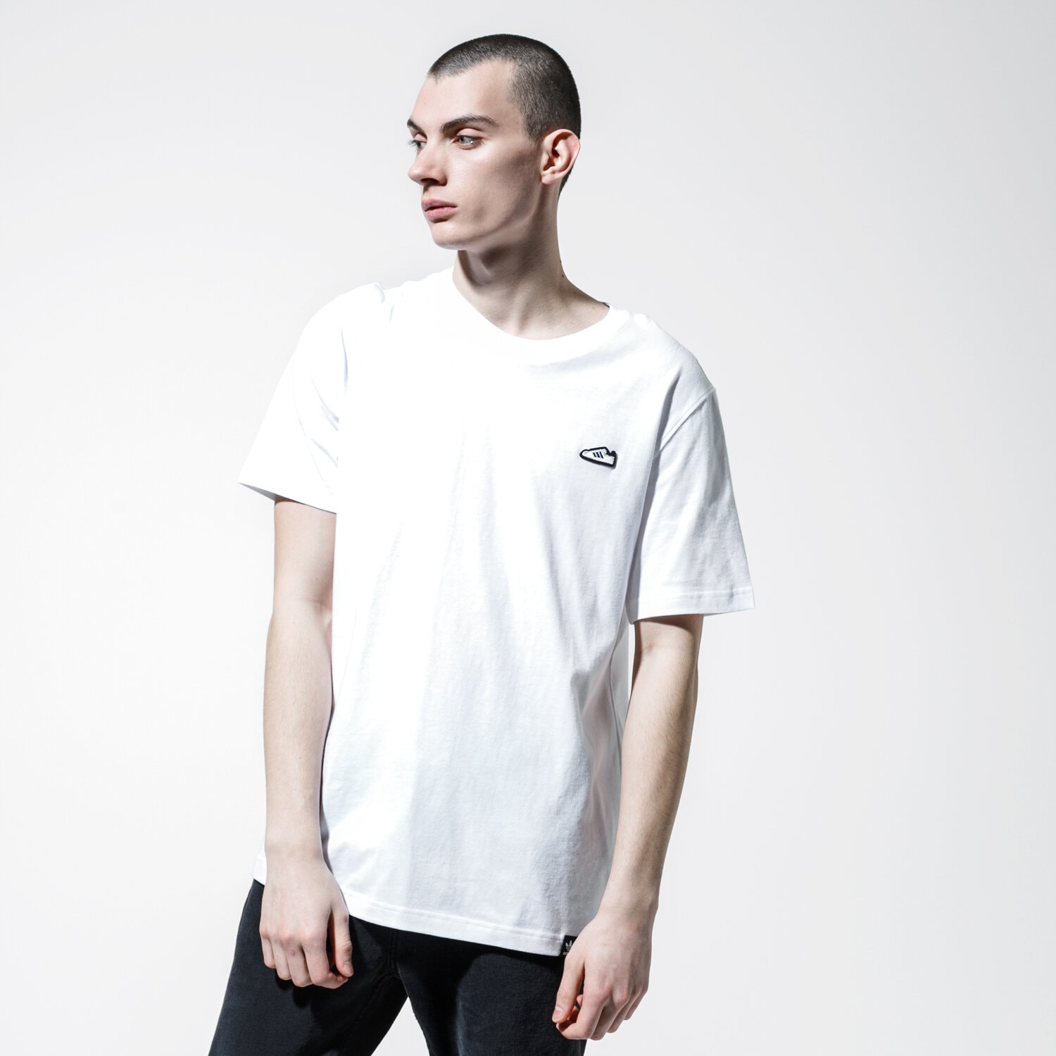 pánské tričko ADIDAS TRIČKO SST EMB T FM3378 BÍLÁ
