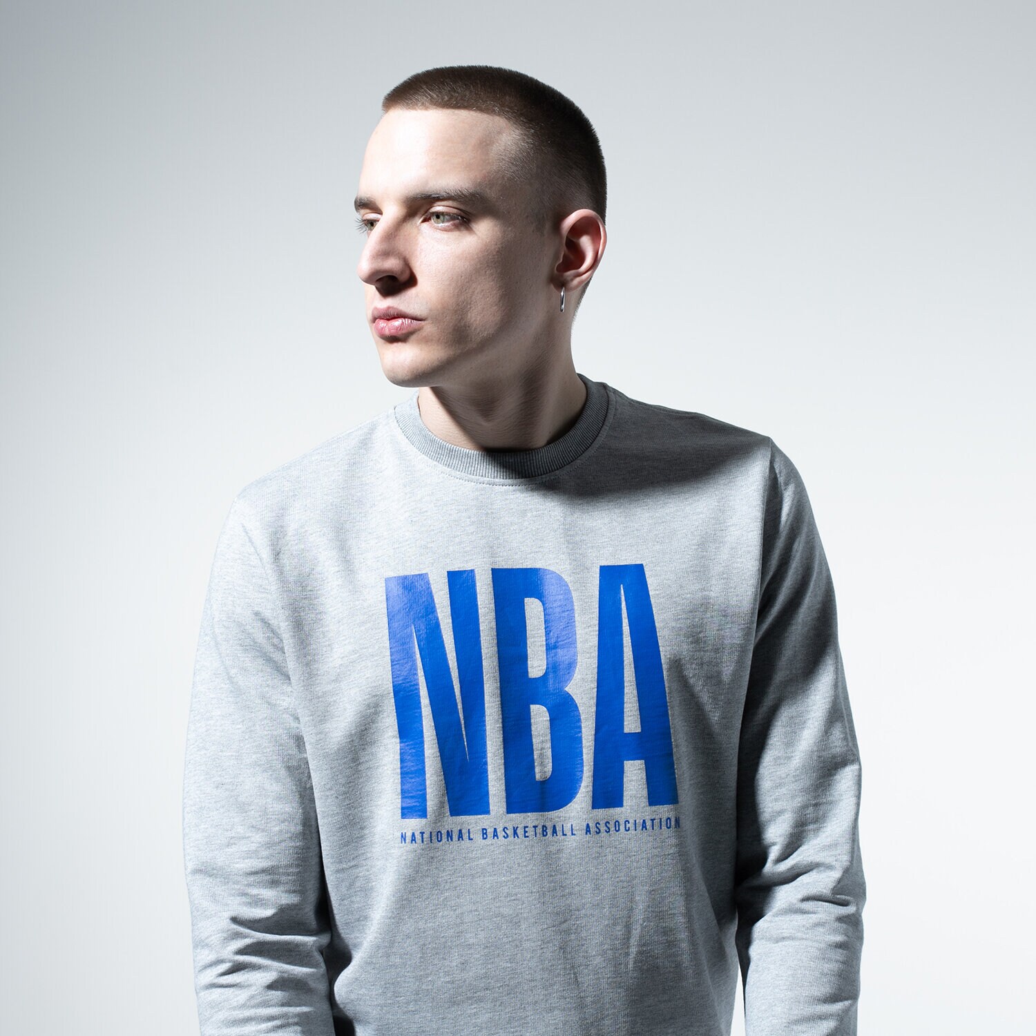 pánská mikina NEW ERA MIKINA NBA LEAGUE CREW LOGO NBA LOGO 11860114 ŠEDÁ