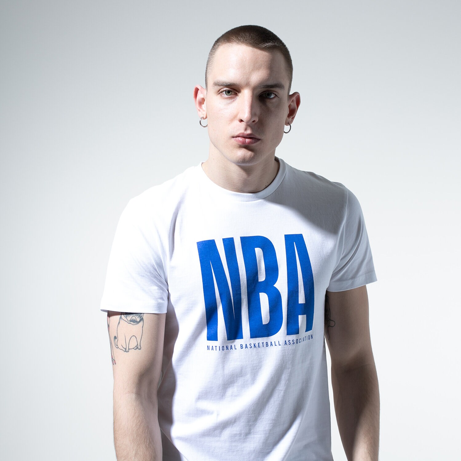 pánské tričko NEW ERA TRIČKO SS NBA LEAGUE TEE NBA LOGO NBA LOGO 11860109 BÍLÁ