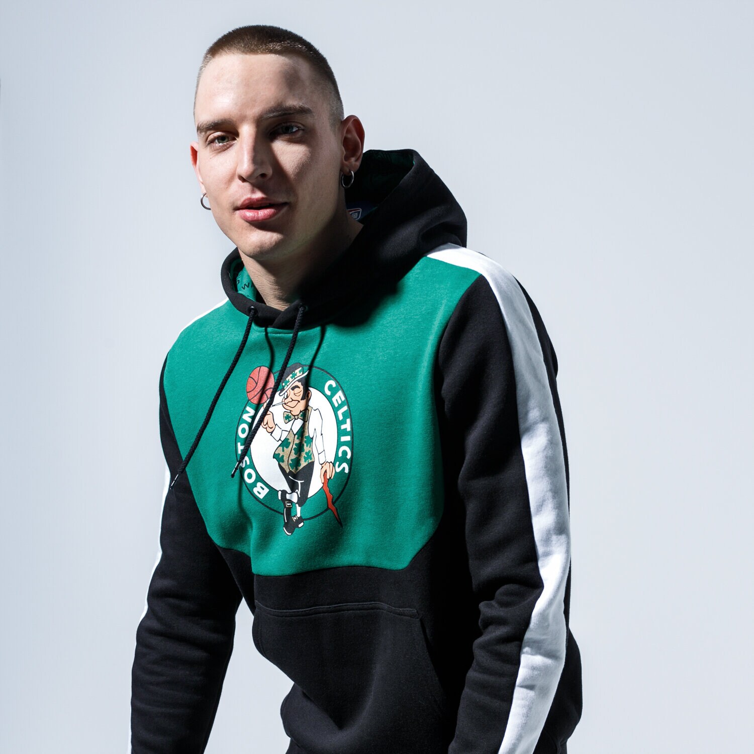 pánská mikina NEW ERA MIKINA S KAPUCÍ NBA BLOCK HOODY CELTICS BOSTON CELTI 12195398 ČERNÁ
