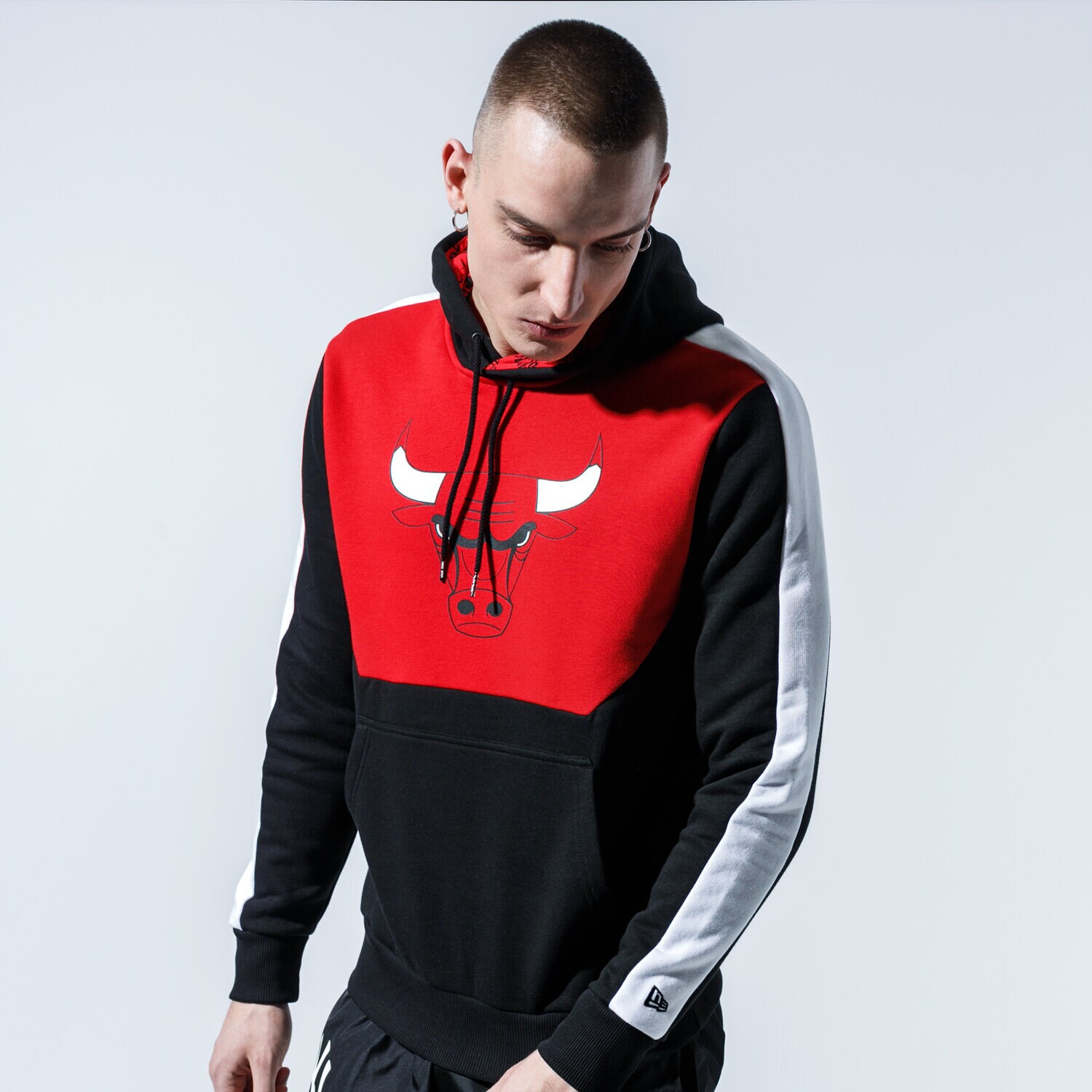 pánská mikina NEW ERA MIKINA S KAPUCÍ NBA BLOCK HOODY BULLS CHICAGO BULLS 12195397 ČERNÁ