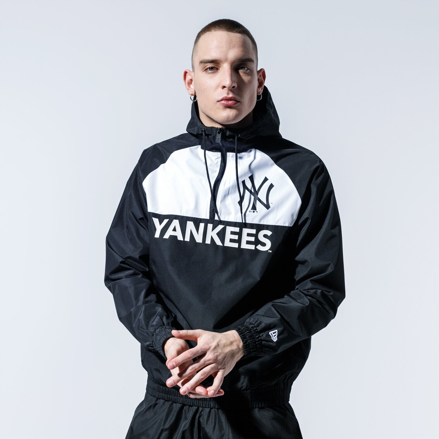 Přechodná bunda pánská (podzimní, jarní) NEW ERA BUNDA MLB WINBREAKER NYY NEW YORK YANKEES BLK 12195418 ČERNÁ
