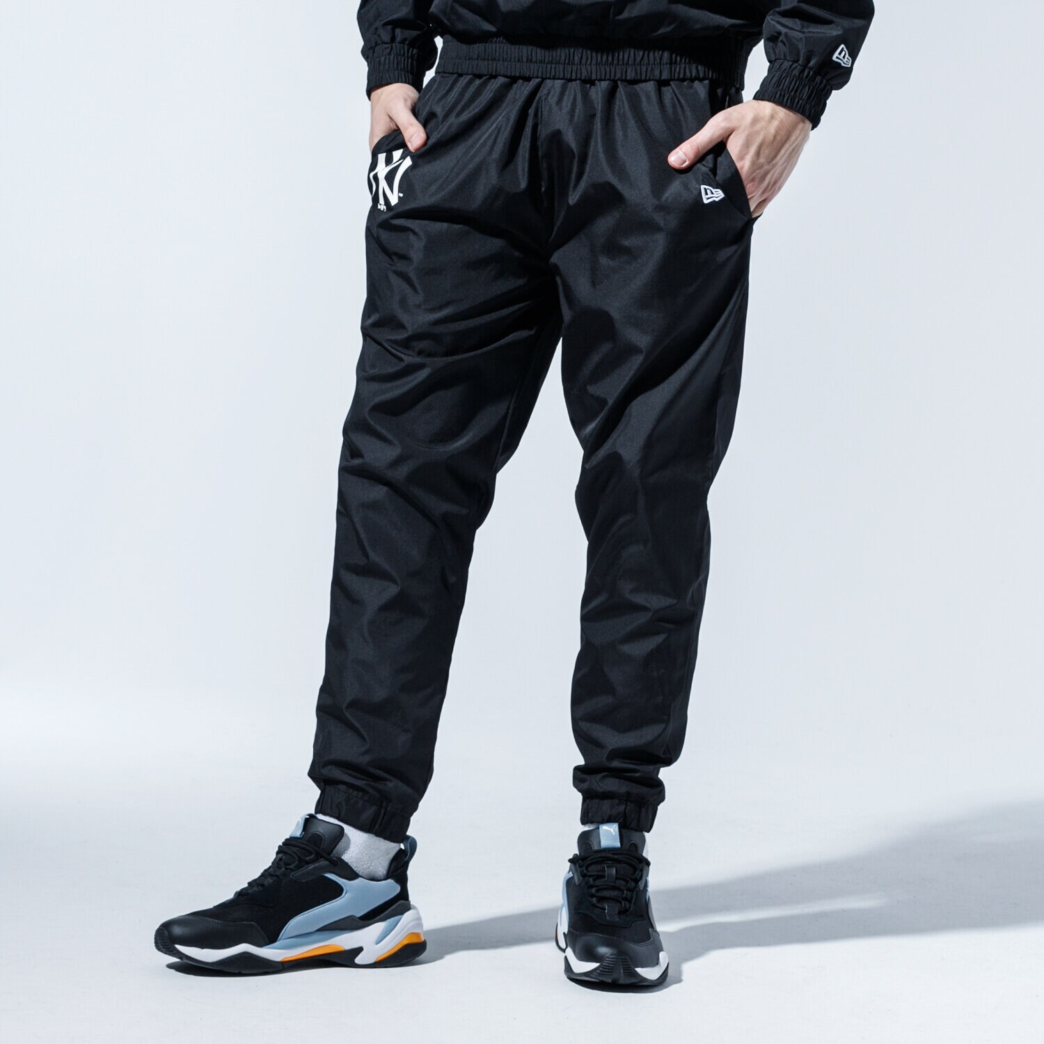 pánské kalhoty NEW ERA KALHOTY  MLB TRACK PANT NYY NEW YORK YANKEES BLK 12195419 ČERNÁ