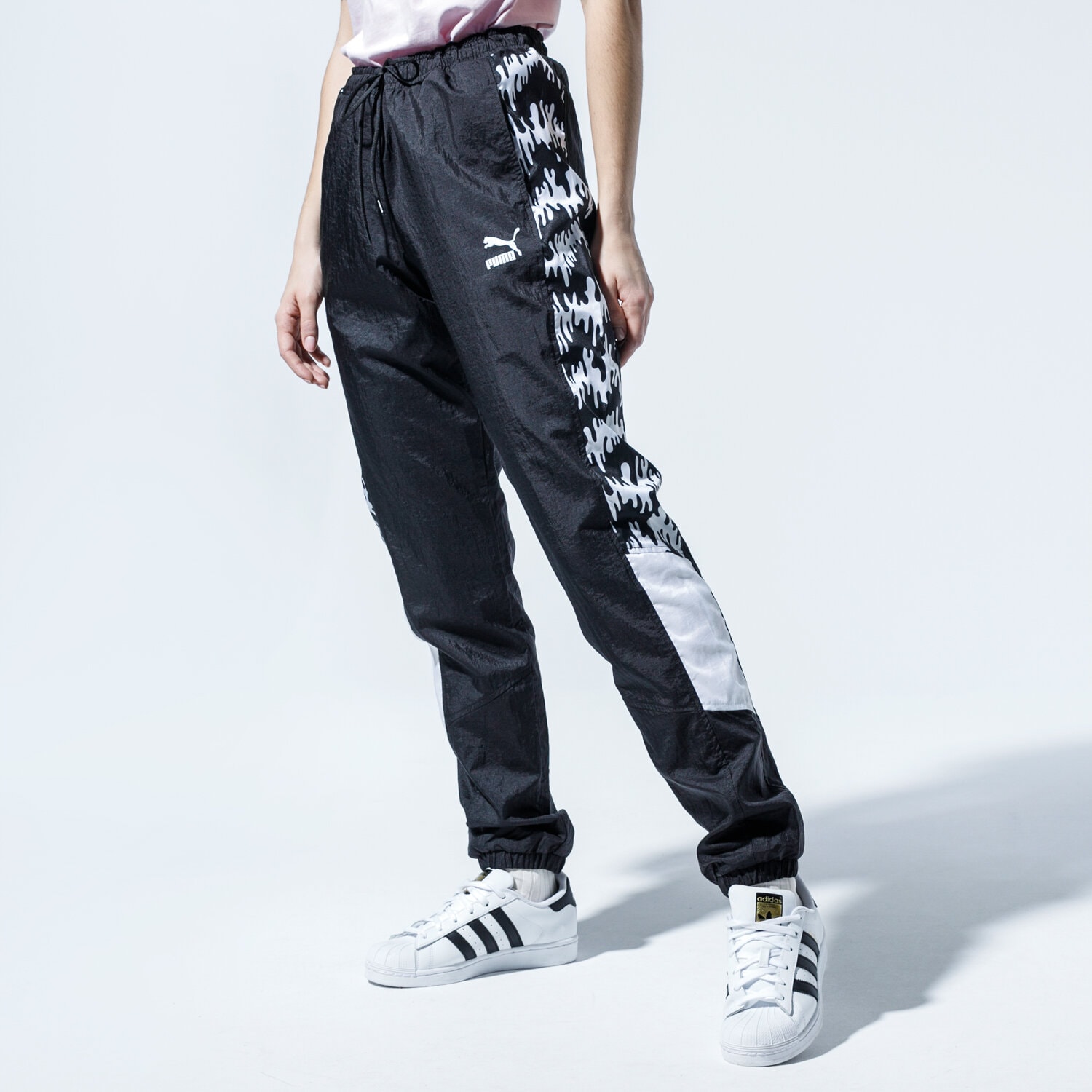 dámské kalhoty PUMA KALHOTY  TFS OG AOP PANTS 59706001 ČERNÁ