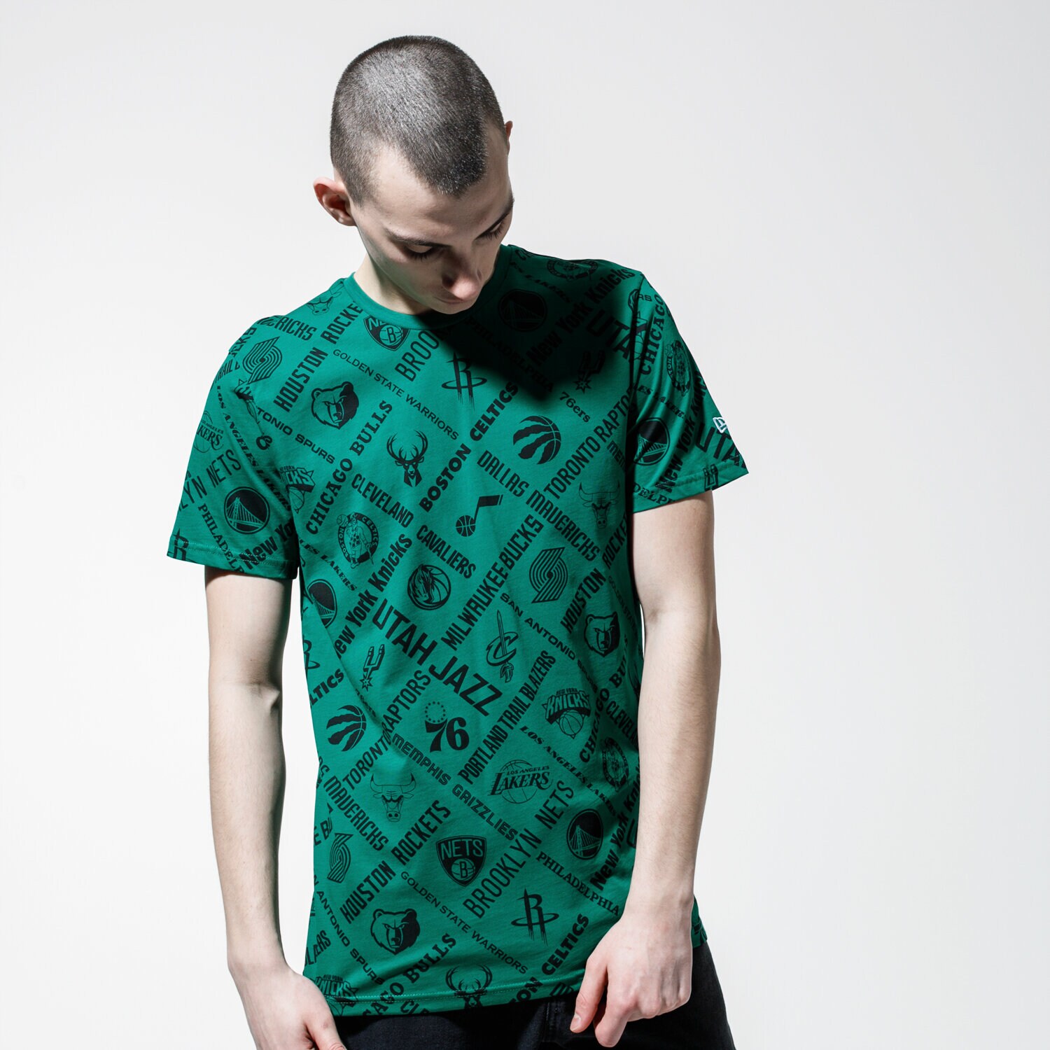pánské tričko NEW ERA TRIČKO NBA AOP TEE GREEN NBA LOGO KGR 12195411 ZELENÁ