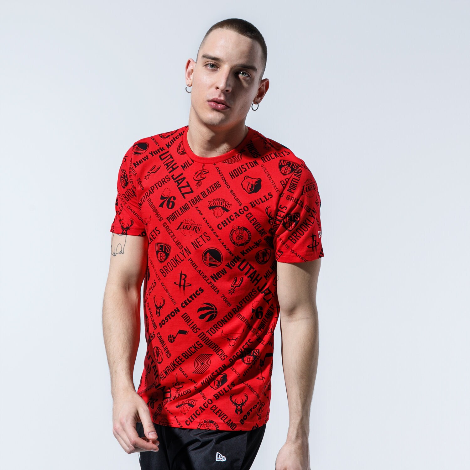 pánské tričko NEW ERA TRIČKO NBA AOP TEE RED NBA LOGO FDR 12195412 ČERVENÁ