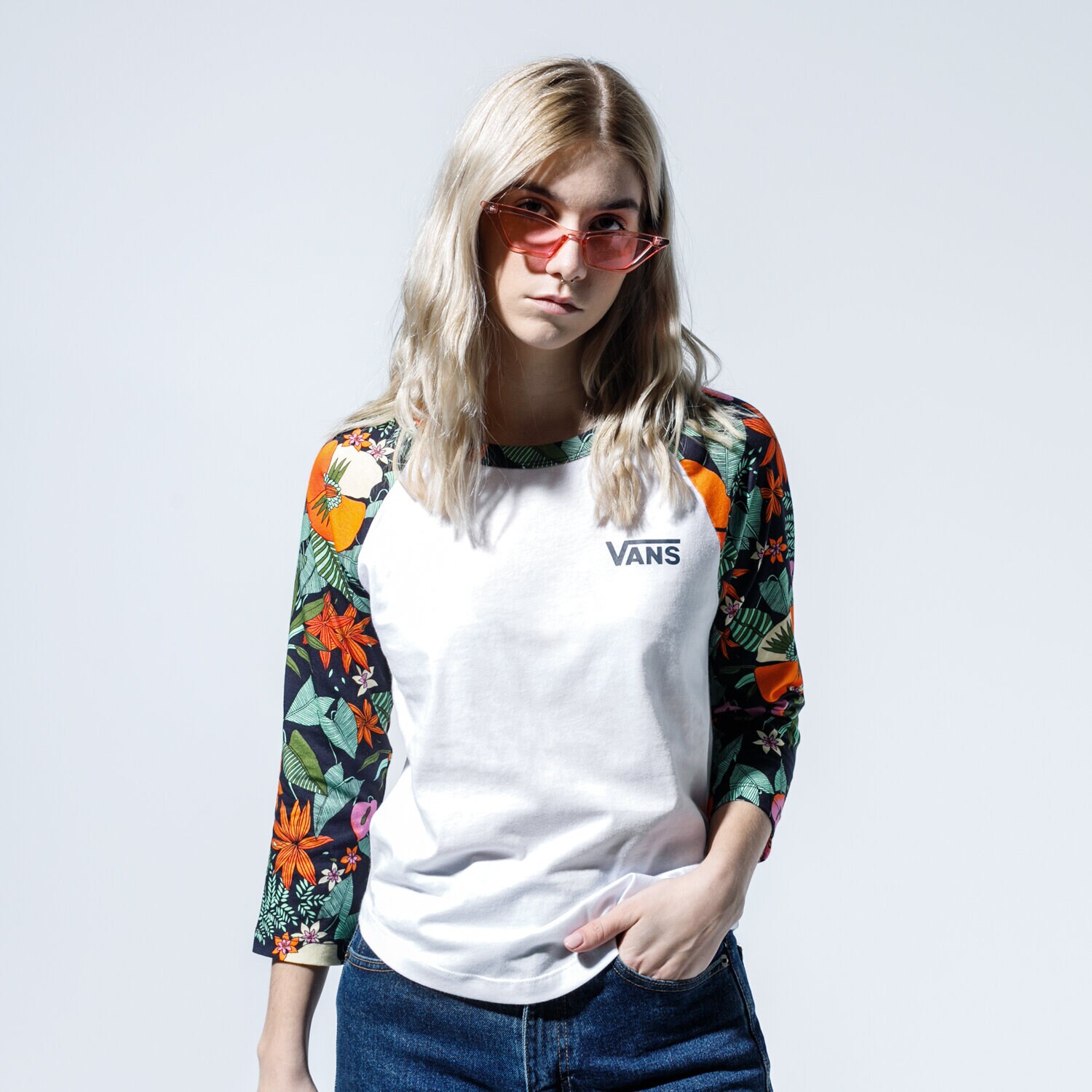 dámské tričko VANS TRIČKO WM NURSERY WHITE/MULTI TROPIC VN0A4DOIVBM1 BÍLÁ