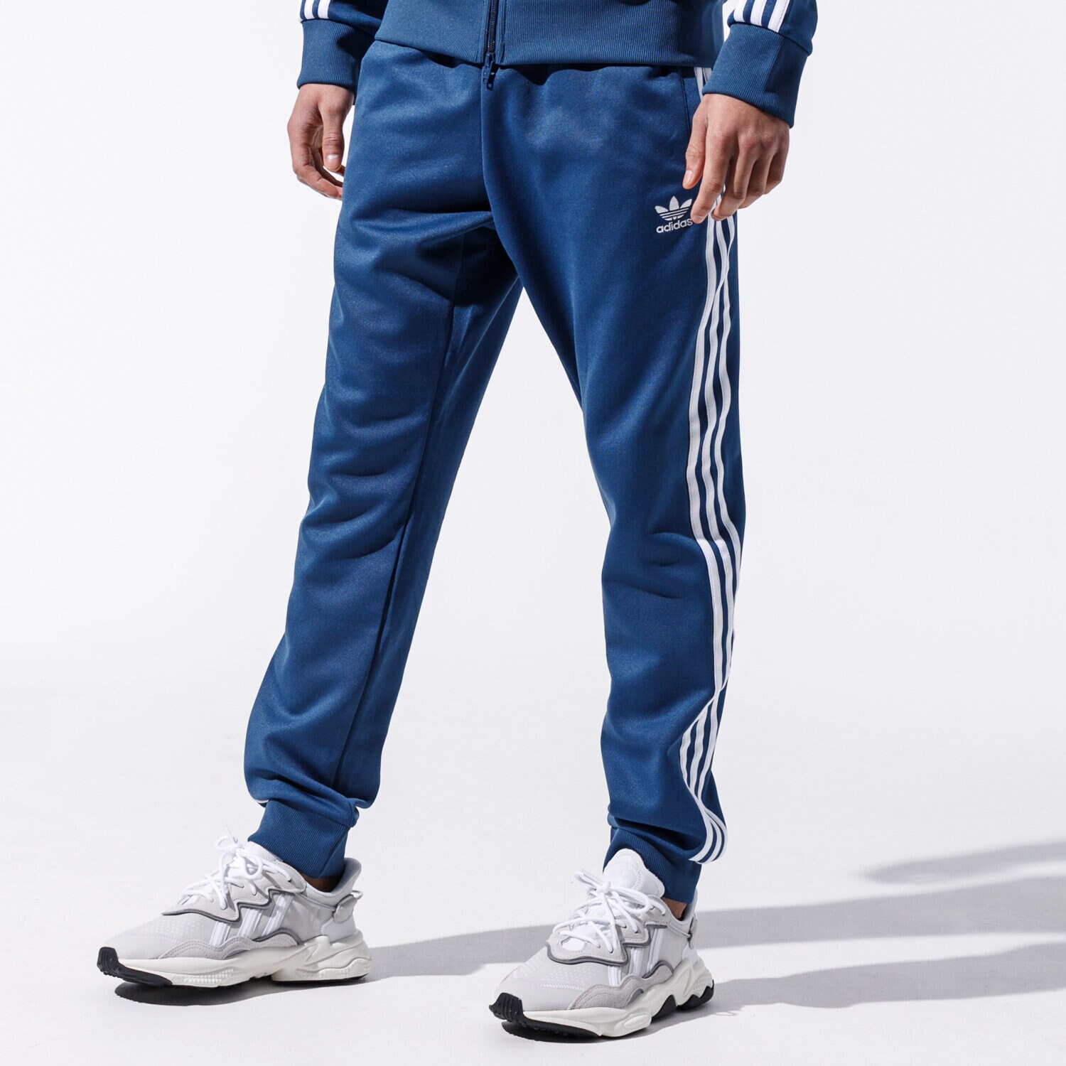 pánské kalhoty ADIDAS KALHOTY  SST TP FM3807 TMAVOMODRÁ