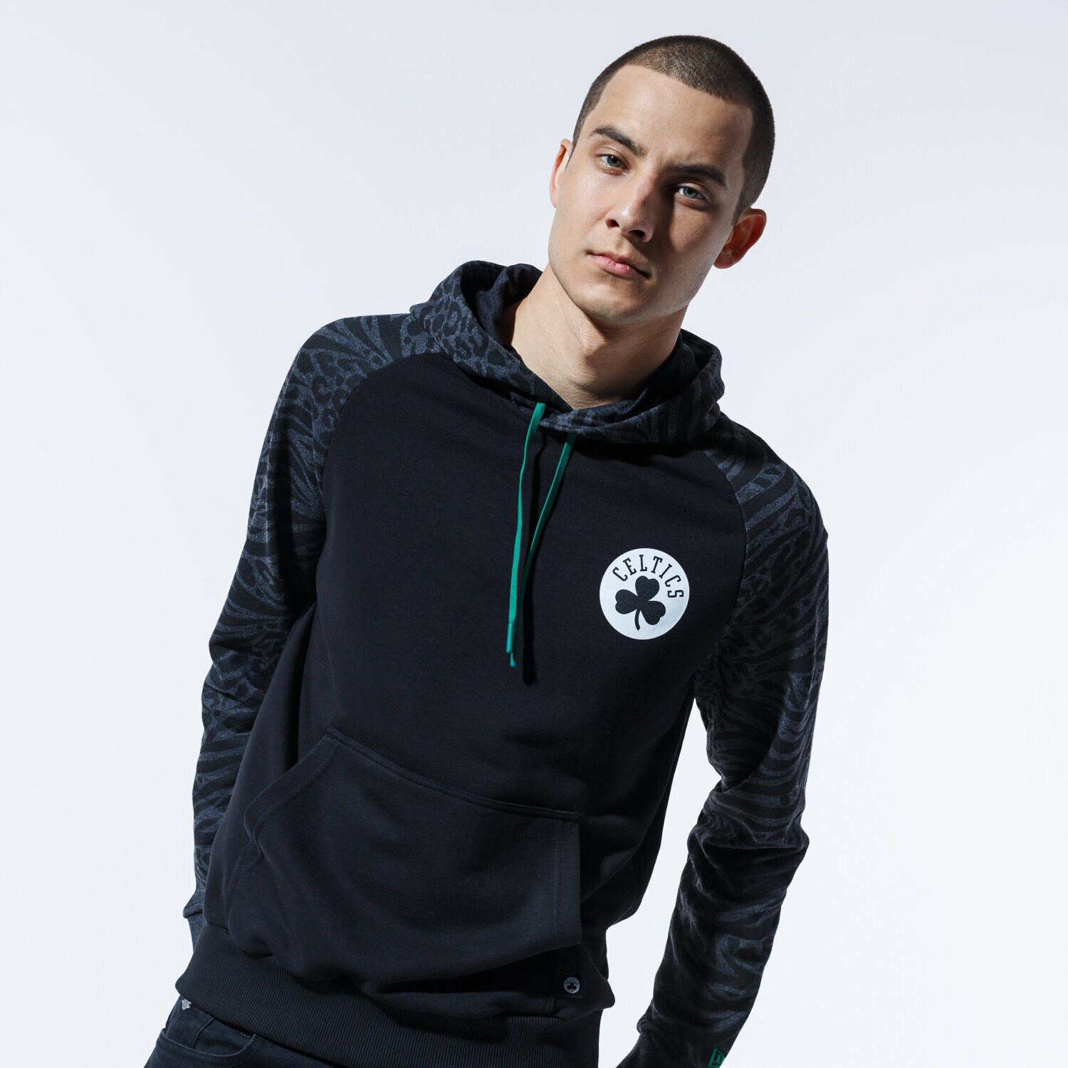 pánská mikina NEW ERA MIKINA S KAPUCÍ NBA PRINT PANEL HOODY BOSCEL BLK 12369774 ČERNÁ