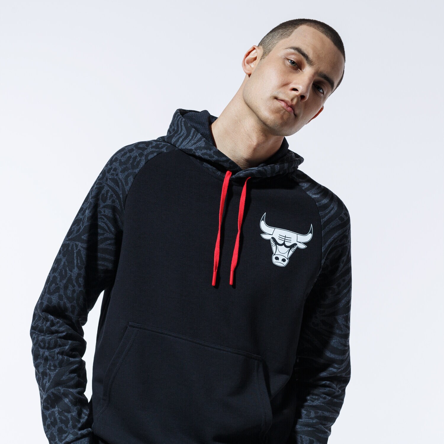 pánská mikina NEW ERA MIKINA S KAPUCÍ NBA PRINT PANEL HOODY CHIBUL BLK 12369773 ČERNÁ