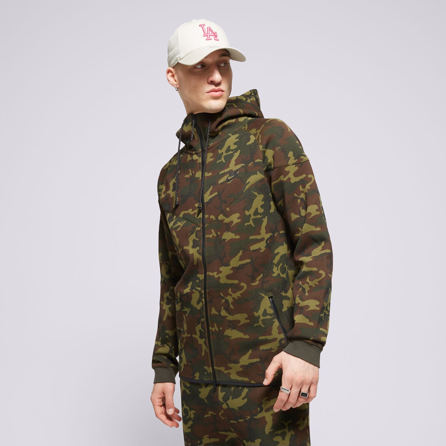 pánská mikina NIKE MIKINA S KAPUCÍ M NSW TCH FLC WR OGCAMO FN3929-355 ČERNÁ