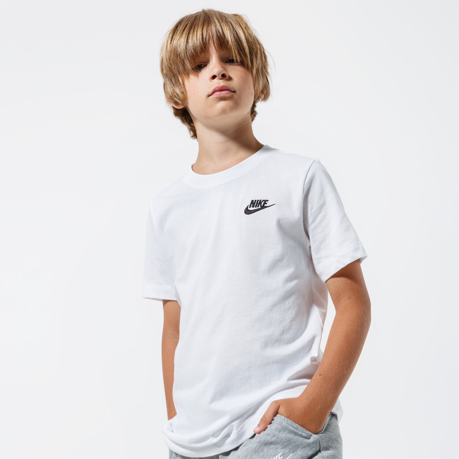 dětské tričko NIKE TRIČKO SPORTSWEAR B AR5254-100 BÍLÁ