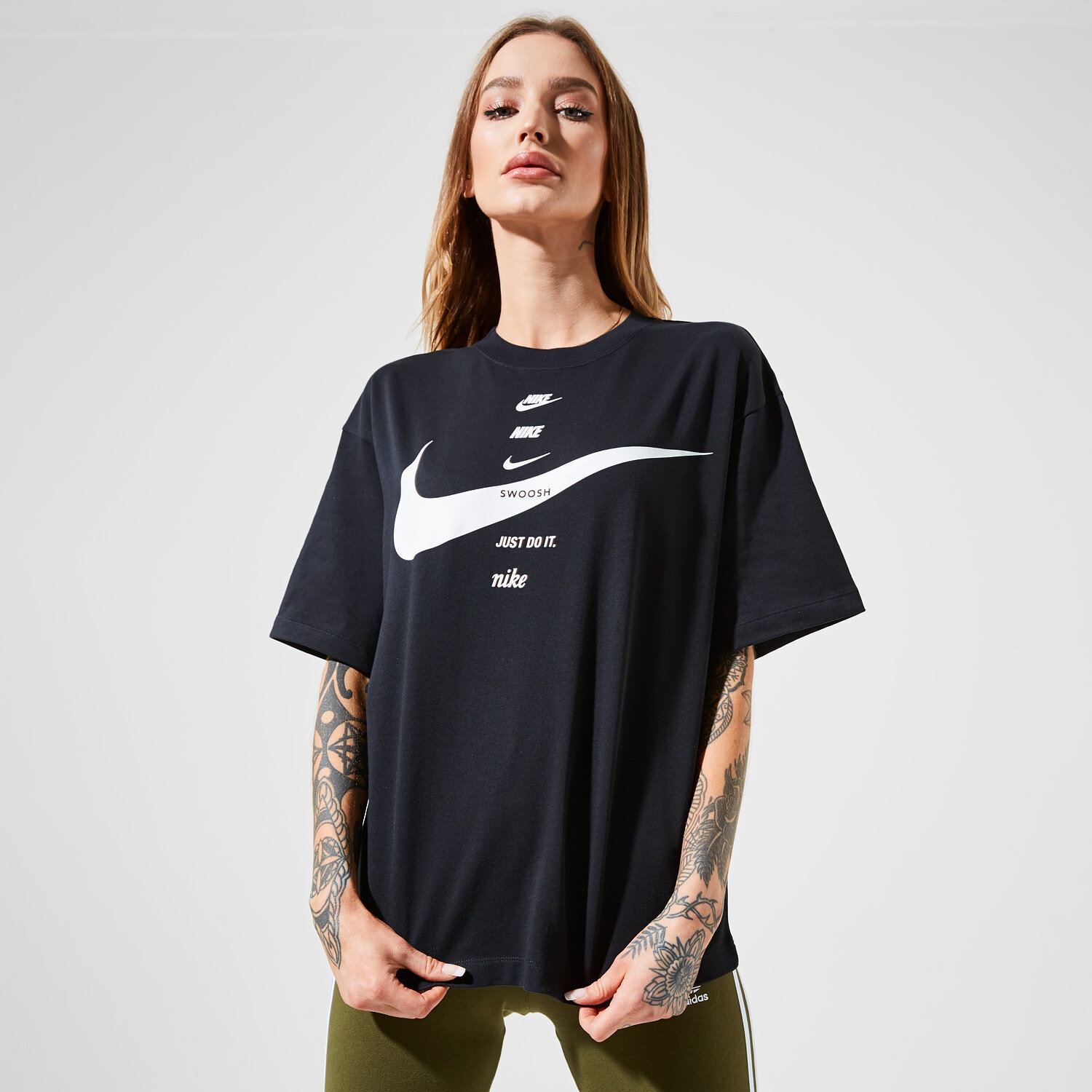 dámské tričko NIKE TRIČKO W NSW SWSH TOP SS CU5682-010 ČERNÁ