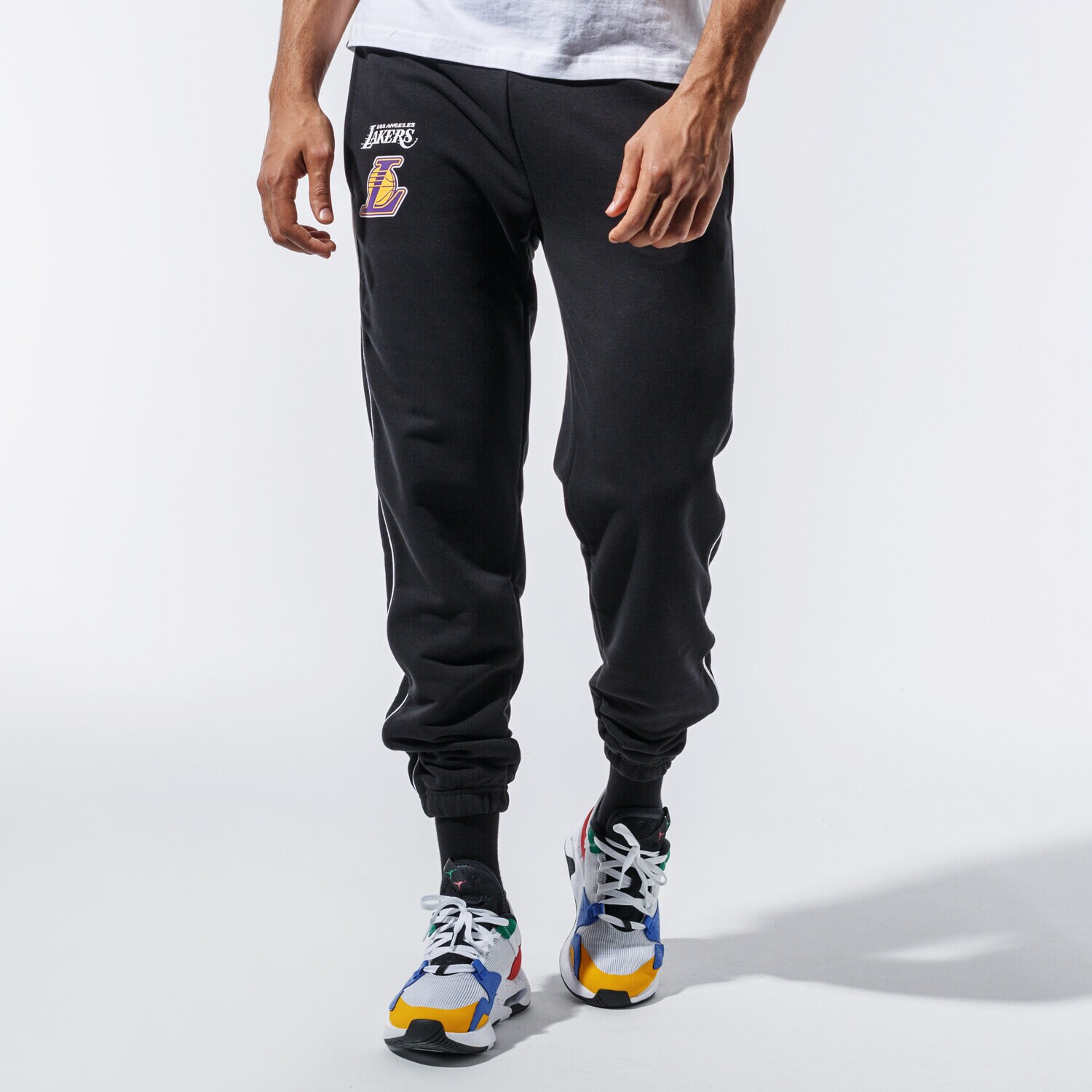 pánské kalhoty NEW ERA KALHOTY  NBA STRIPE PIPING JOGGER LOSLAK BLK 11904443 ČERNÁ