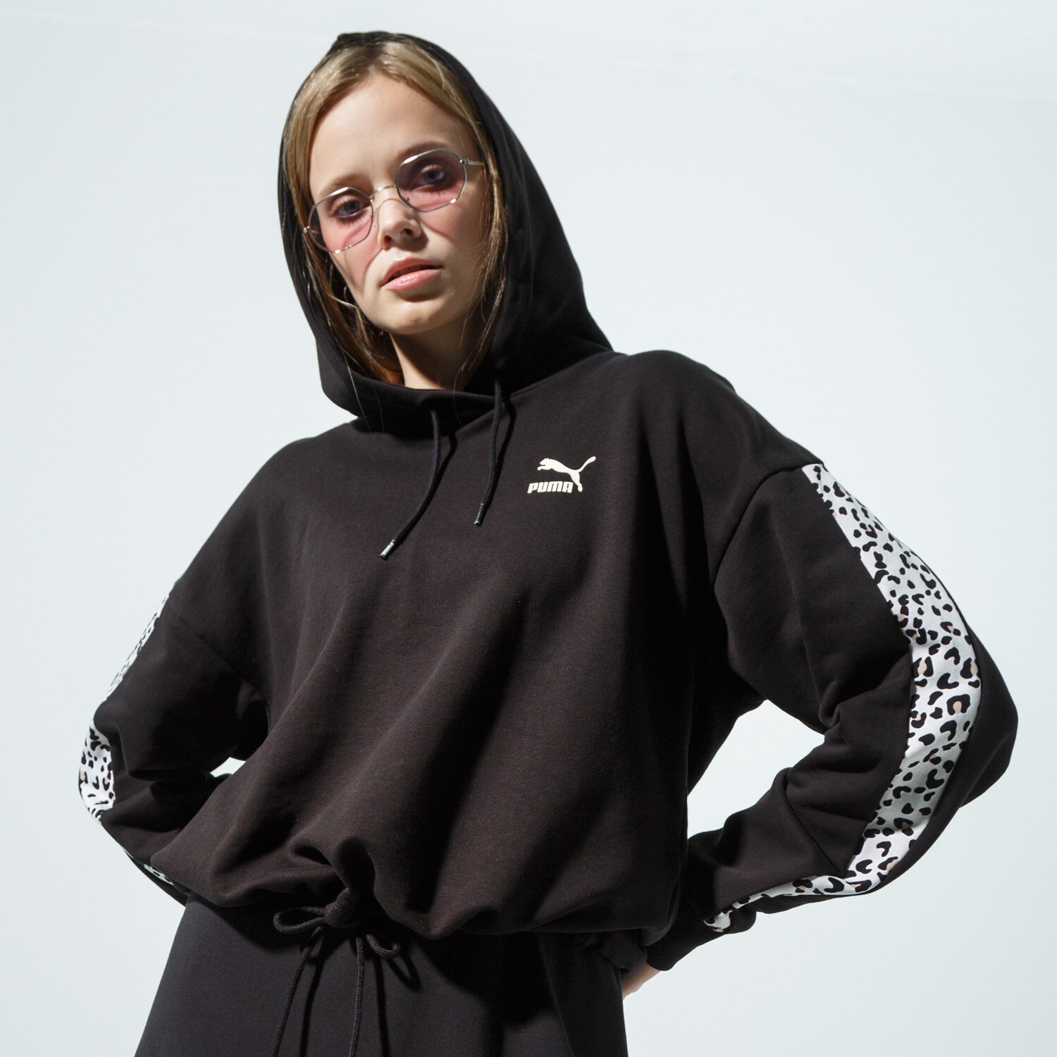 dámská mikina PUMA MIKINA S KAPUCÍ CLASSICS CROPPED HOODY AOP 59874951 VÍCEBAREVNÁ