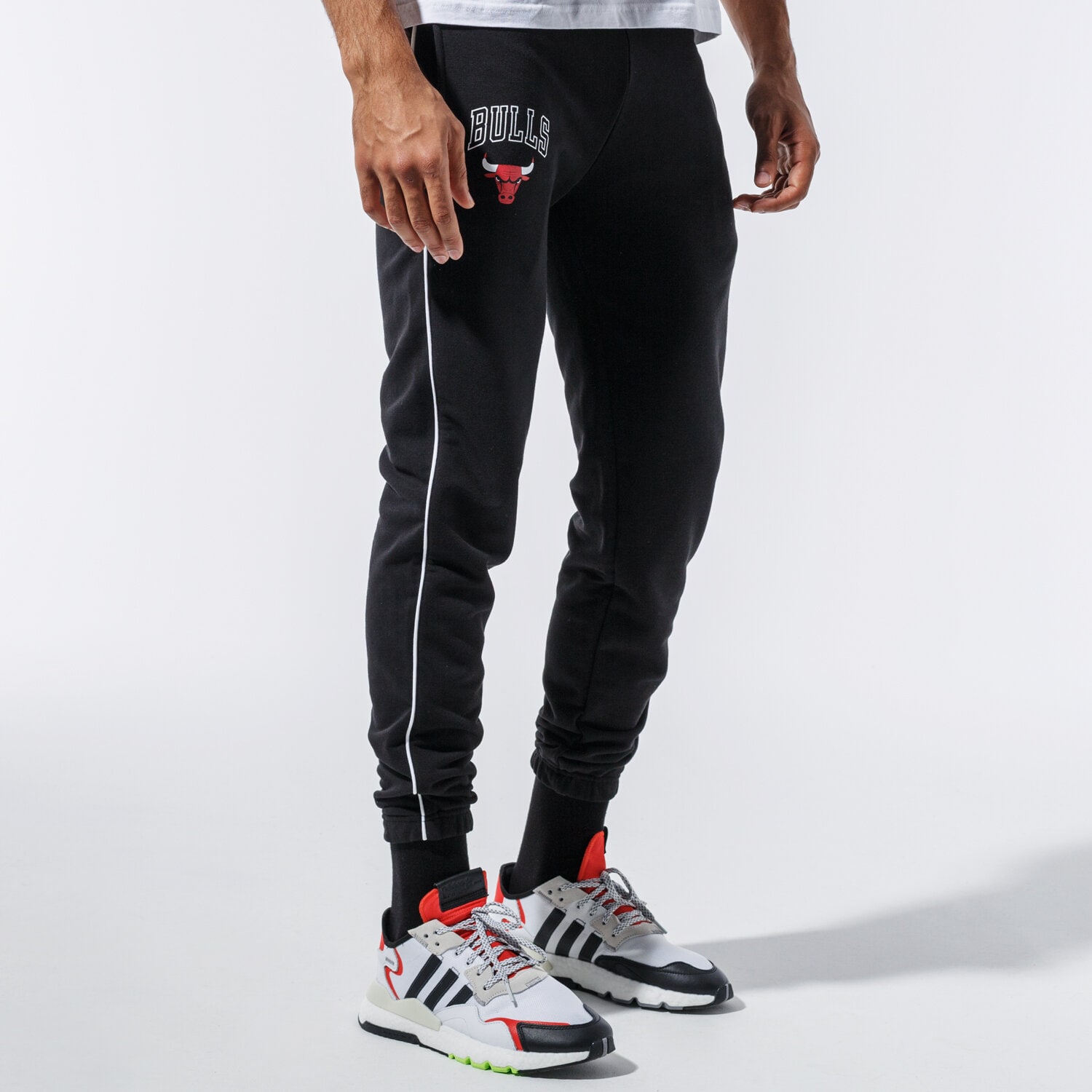 pánské kalhoty NEW ERA KALHOTY  NBA STRIPE PIPING JOGGER CHIBUL BLK 11860095