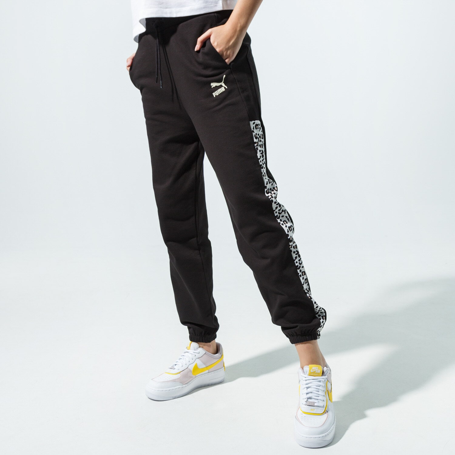 dámské kalhoty PUMA KALHOTY  CLASSICS AOP T7 TRACK PANT FT 59773551 ČERNÁ