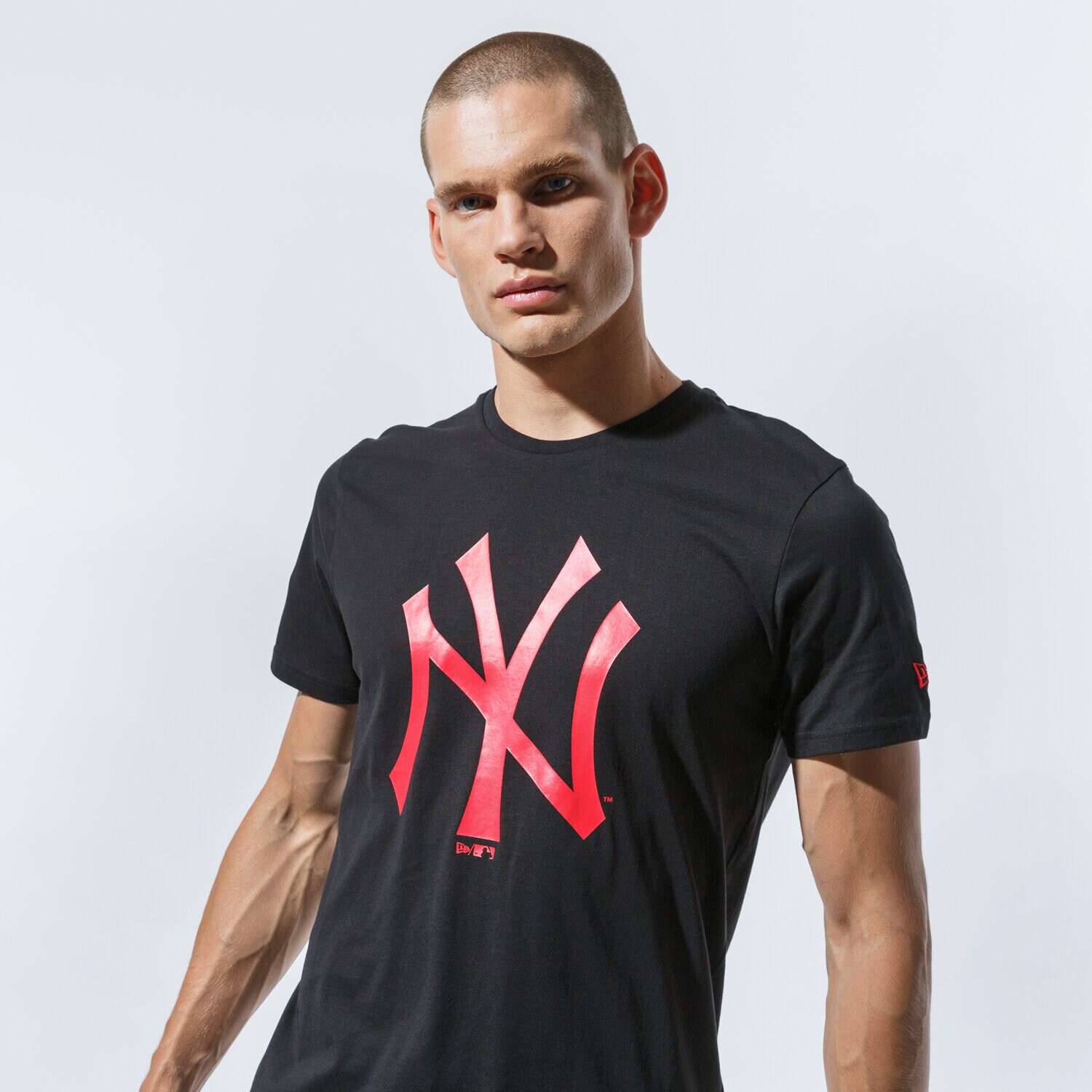 pánské tričko NEW ERA TRIČKO MLB SEASONAL TEAM LOGO TEE NEYYAN BLKCYR 12485708 ČERNÁ