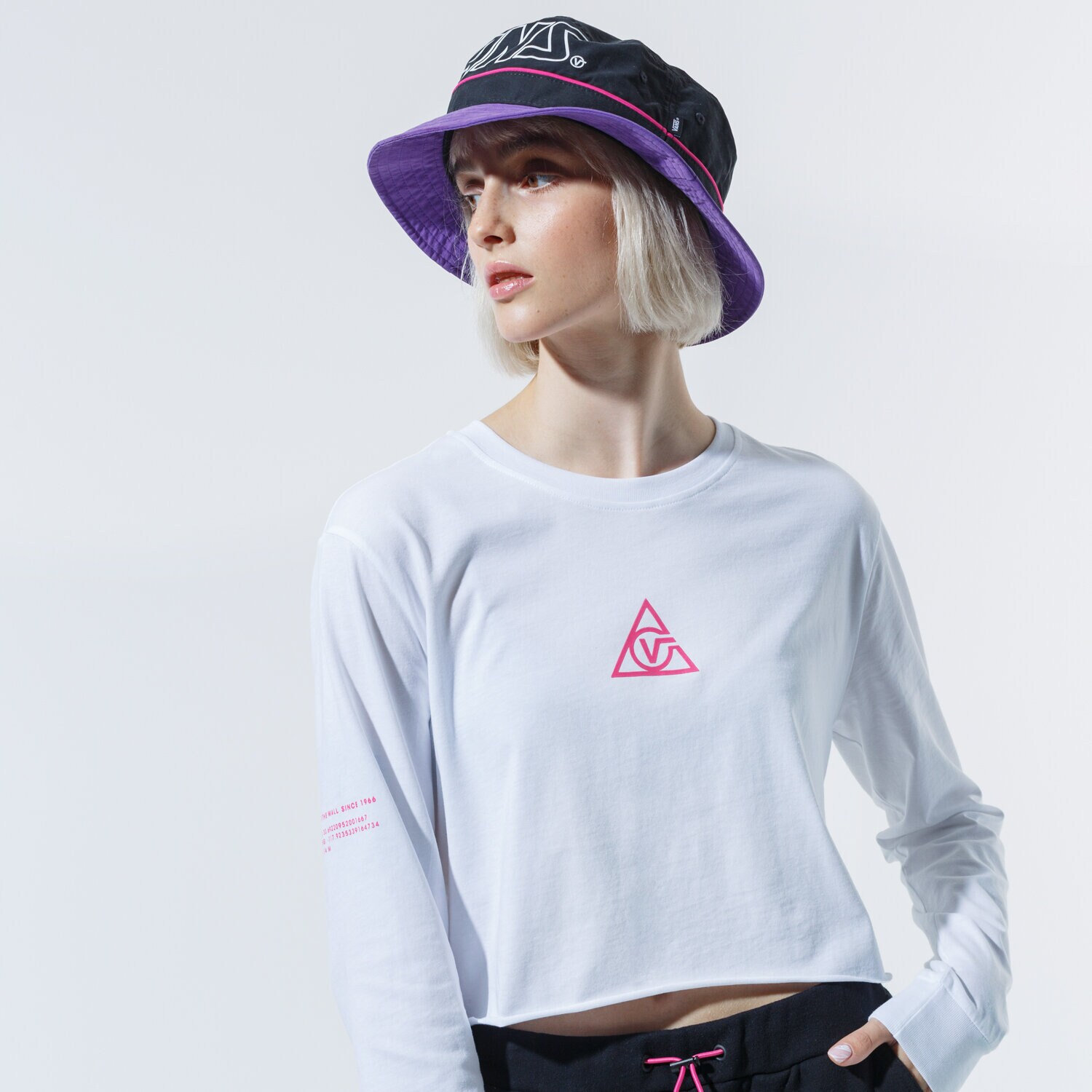 dámská mikina VANS MIKINA 66 SUPPLY TRI LS BF CROP VN0A53OQWHT1 BÍLÁ